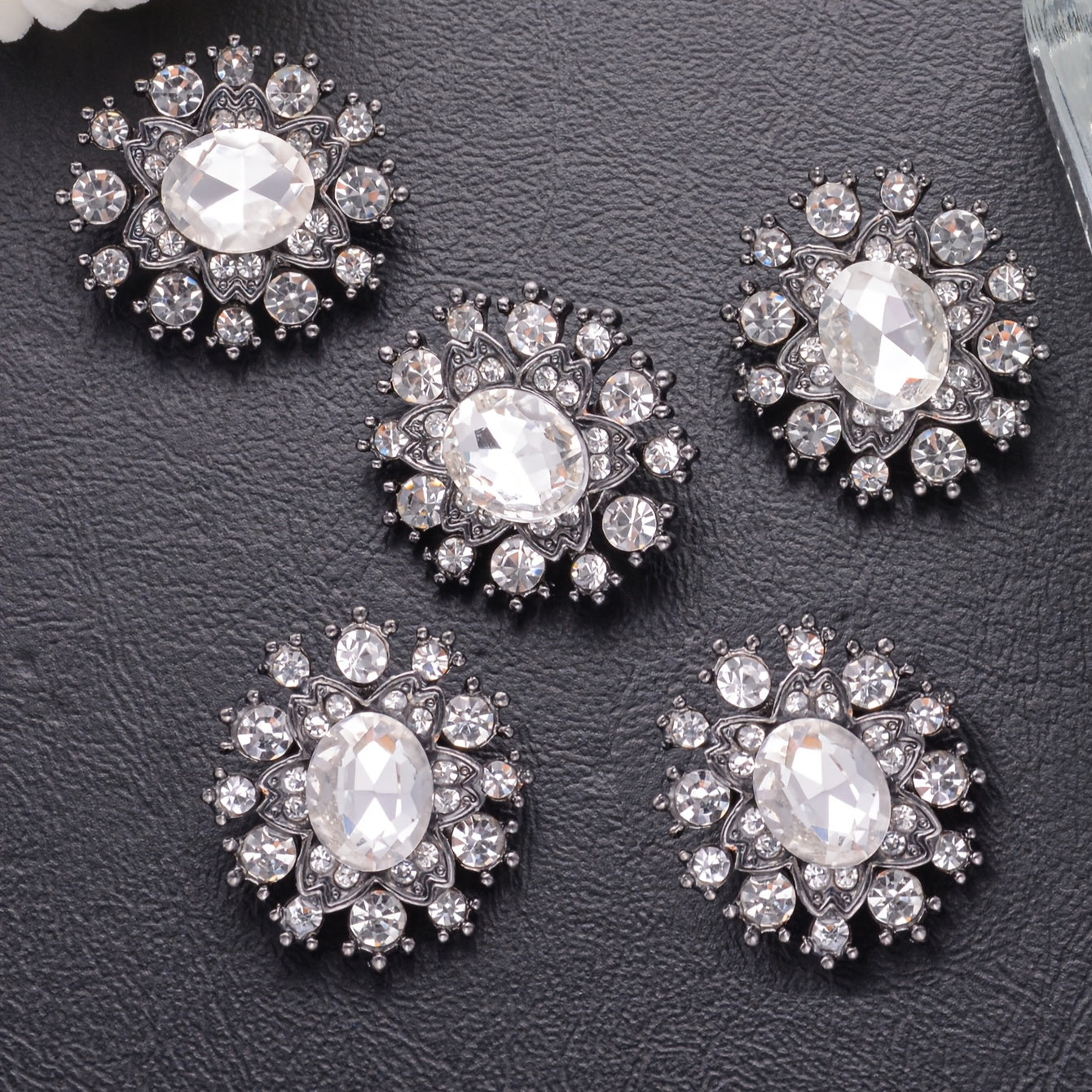 Kiyimlar, sviterlar, blazerlar uchun besh ta rhinestone zink alloy tugmasi to'plami