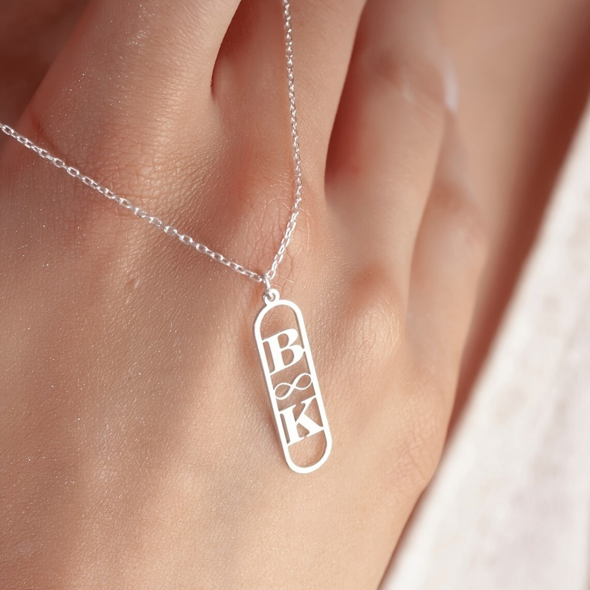 Chiroyli zanglamas po'latdan yasalgan cheksiz marjon, maxsus bosh harflar bilan o'yilgan - zamonaviy ism plitkasi, ayollar uchun ideal sovg'a, 18K oltin qoplama, har qanday holat uchun mos, har kuni va maxsus tadbirlar uchun.