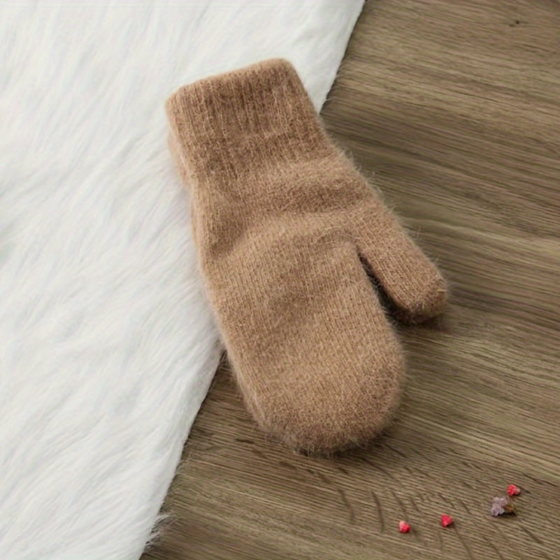 Iliq va yumshoq to'qilgan qo'lqoplar oddiy bir rangli dizaynga ega, kuz va qish uchun nafis va ko'p maqsadli. Ushbu qo'lqoplar qo'shimcha issiqlik va sovuqdan himoya qilish uchun yumshoq velur bilan astarlangan, erkaklar va ayollar uchun mos keladi.