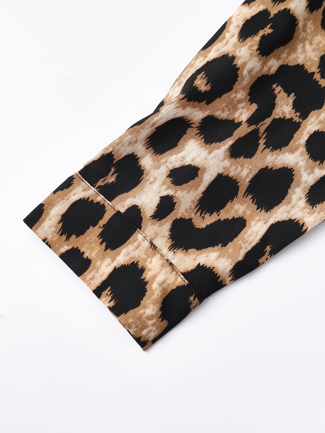 Платье-рубашка с леопардовым принтом и застежкой на пуговицах с закатанными рукавами для весны и осени