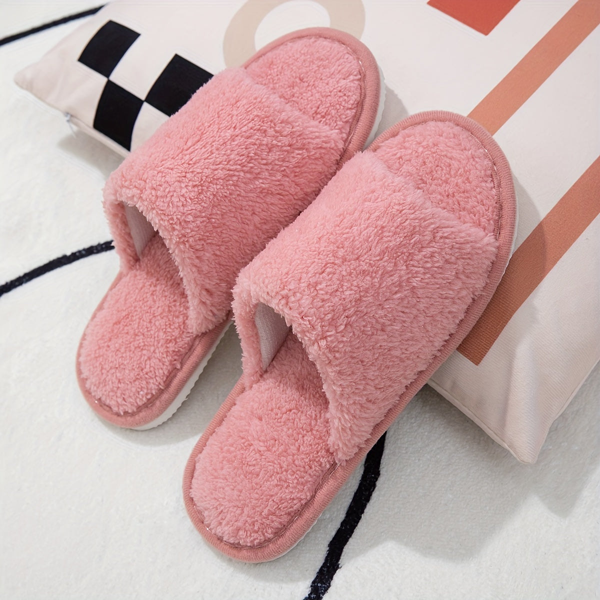 Ichki qulaylik uchun plush ochiq barmoq dizayni bilan asosiy bir rangli uy poyabzallari.