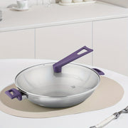 35.56 sm zanglamas po'latdan yasalgan bir dona wok, shisha qopqoq bilan, katta sig'imga ega va barcha pech turlari uchun mos. Qovurish pishirish uchun ideal.