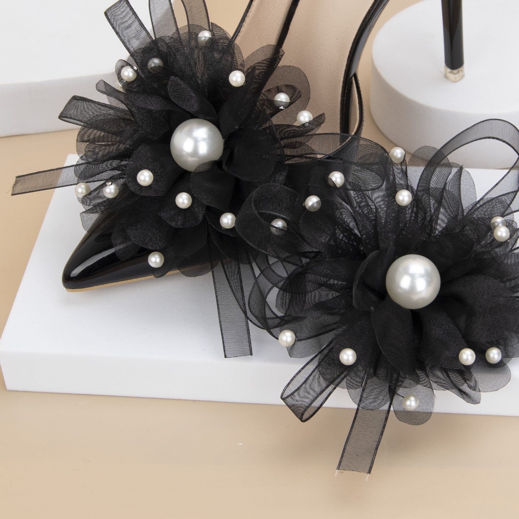 Ayollar uchun qora gullü incil bilan ajraladigan poyabzal kliplari, buklangan tül bilan bog‘langan qoqimli bow