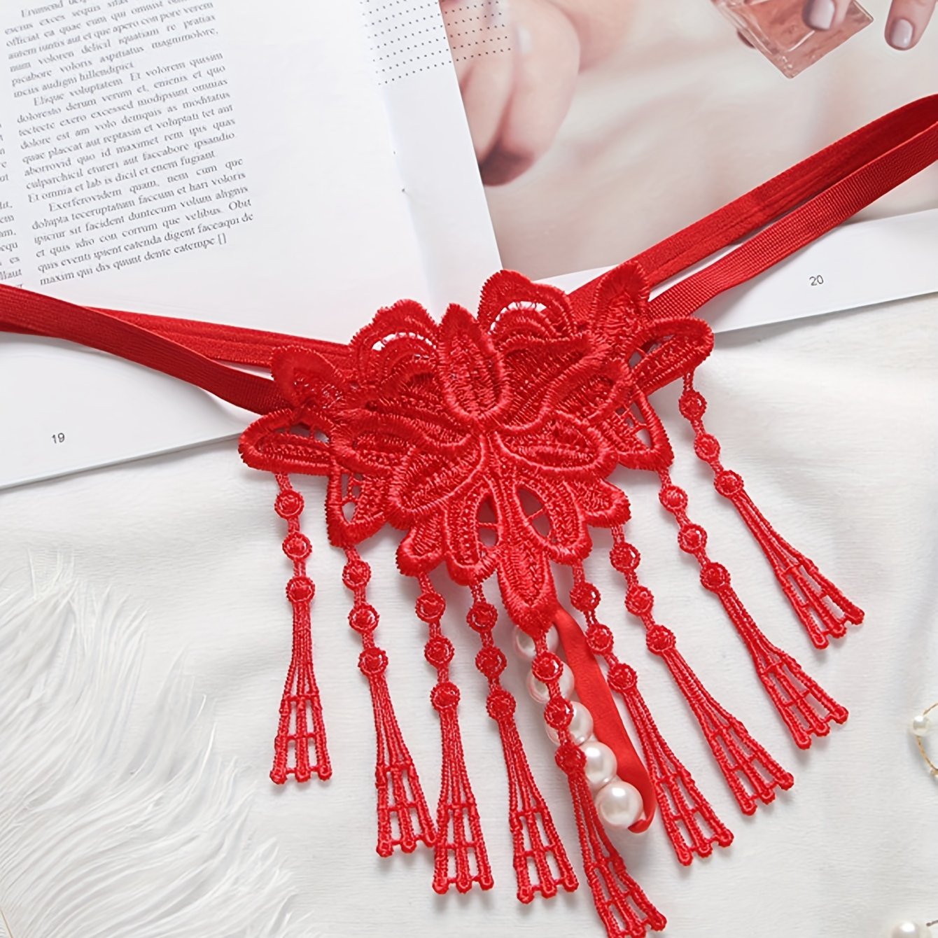 Tasselli dantelli thong, kattalar uchun tikilgan V-string ichki kiyim.