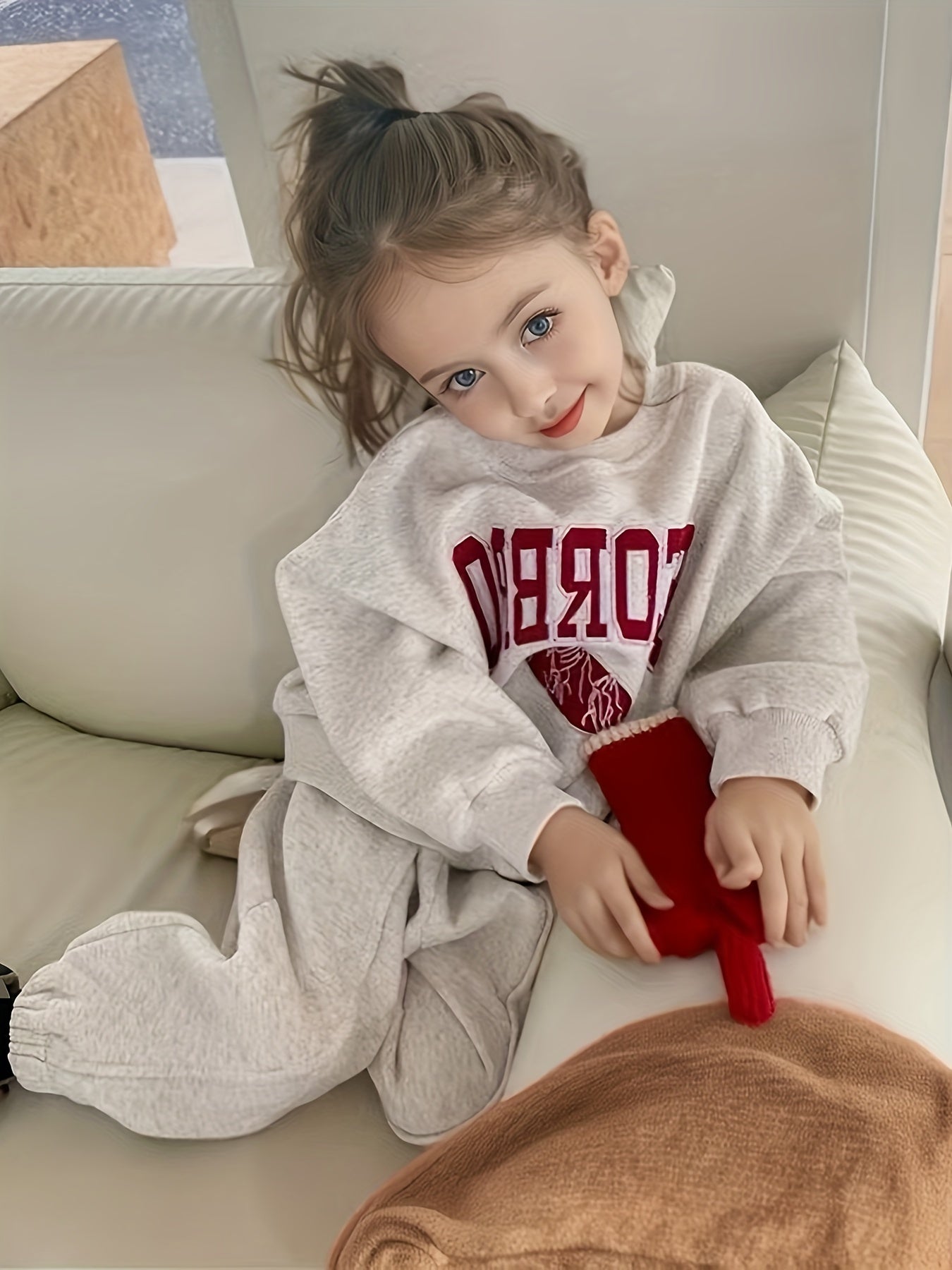 Qizlar uchun paxta aralashmasidan tayyorlangan xuddi va jogger to'plami, harflar bosma, uzun yenglar, krujka bo'yin va cho'ntaklar bilan. Bahor va kuz ob-havosi uchun ideal, ochiq havoda faoliyatlar uchun ajoyib.