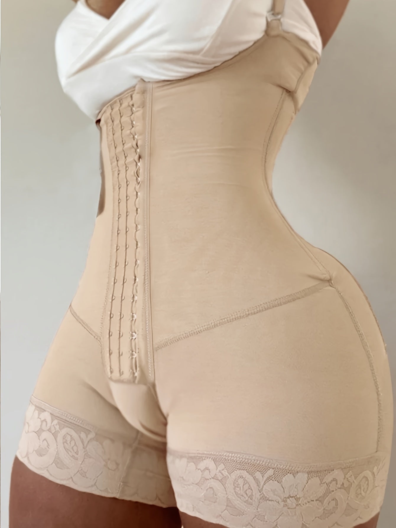 Naylon bodysuit, 4-qatorli tugma bilan, tug‘ruqdan keyingi qorin nazorati, belni siqish, to‘liq qoplama, dantel tafsiloti, bir rangli, o‘rta qo‘llab-quvvatlash, to‘qilgan mato, kundalik yoki kechki kiyim uchun mos.