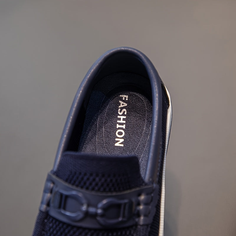 Erkaklar uchun slip-on loafers nafas oladigan mato, engil dizayn, dumaloq barmoq, past yuqori, TPR taglik bilan ajralib turadi. Kundalik va biznes kiyimlari uchun mos bo'lib, minimalist uslubda har kuni qulaylik ta'minlaydi.