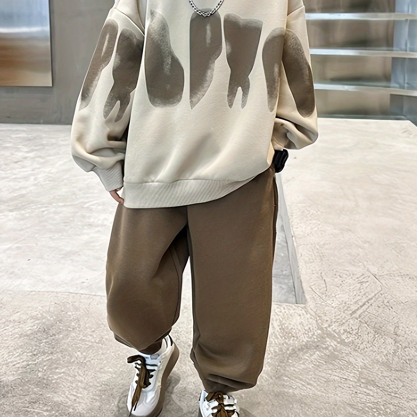 Erkaklar uchun Tasodifiy "W" Print Sweatshirt va Shimlar To'plami - Qora va Oq Harf Dizayni, Polyester Aralashmasi, Kuz/Qish Kiymish, Quvnoq Moslashuvchanlik bilan Cho'ntaklar, Tashqi Foydalanish uchun Tasodifiy Kiymish.