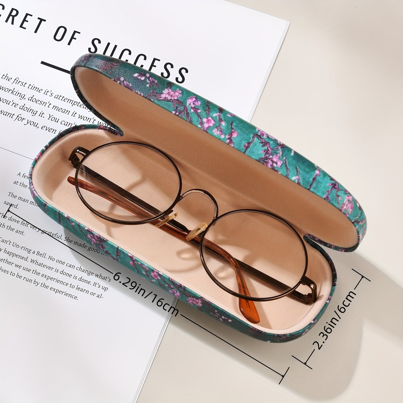 Van Gogh ilhomlangan moda ko'zoynaklari qutisi - erkaklar va ayollar uchun zamonaviy va mustahkam ko'zoynak saqlash yechimi. Chiroyli rasm bosmasi bilan, bu portativ quti talabalar va moda ko'zoynaklari ishqibozlari uchun mukammaldir.