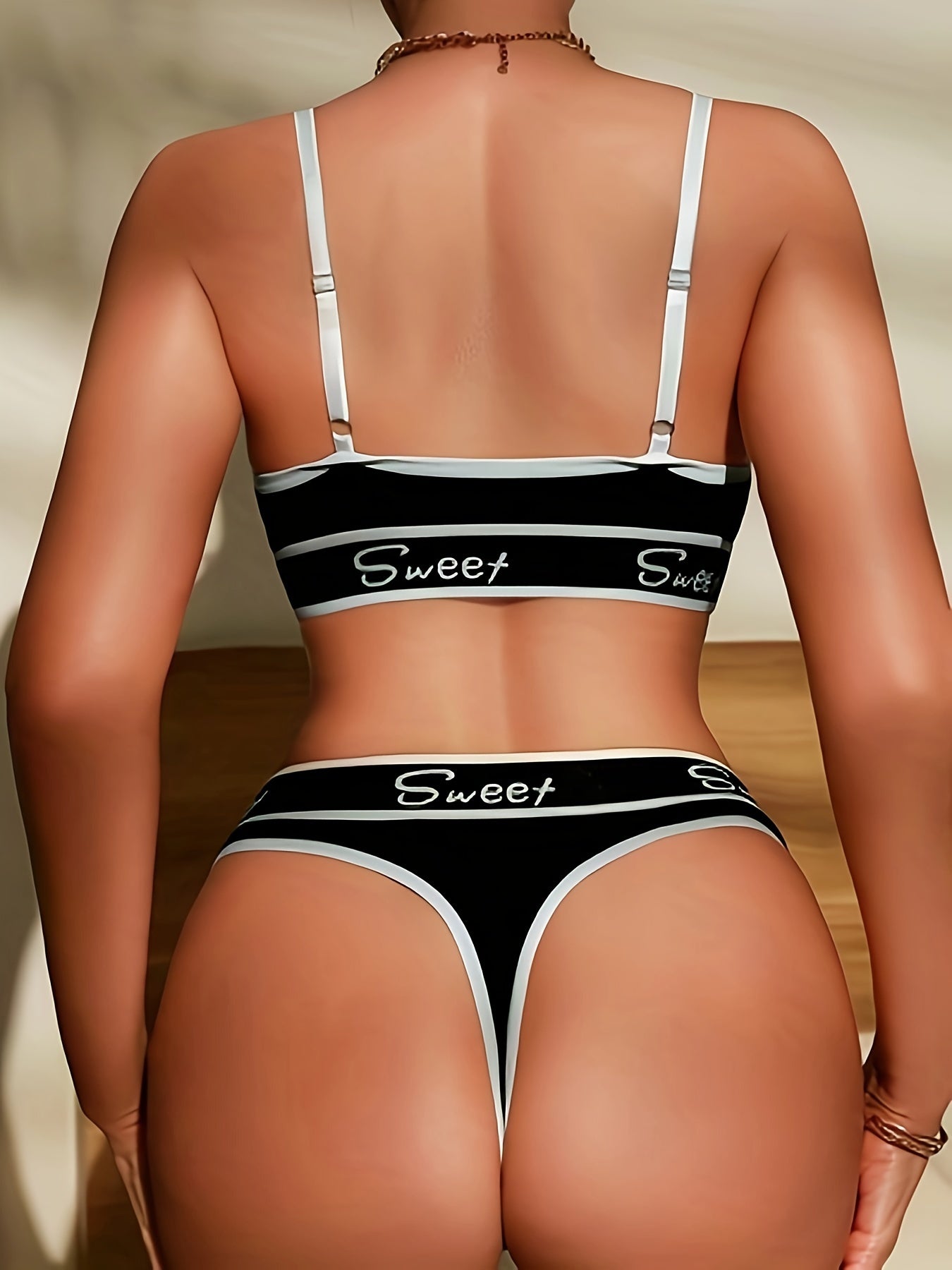 Kattalar uchun to'qilgan mato bilan tayyorlangan ichki kiyimlar to'plami, bir xil rang va shaffof yelka detallari bilan