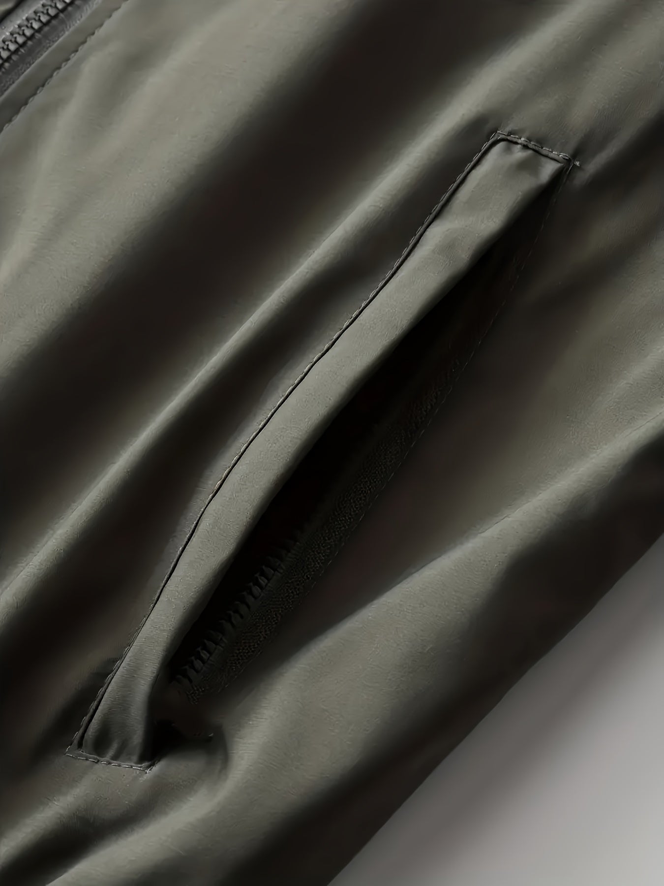 Erkaklar uchun engil shamol o'tkazmaydigan kurtka, 100% polyesterdan tayyorlangan, uzun yengli, oddiy kesim va beysbol yaka bilan. Bahor va kuz mavsumlari uchun mos. To'qilgan matodan tayyorlangan, og'irligi