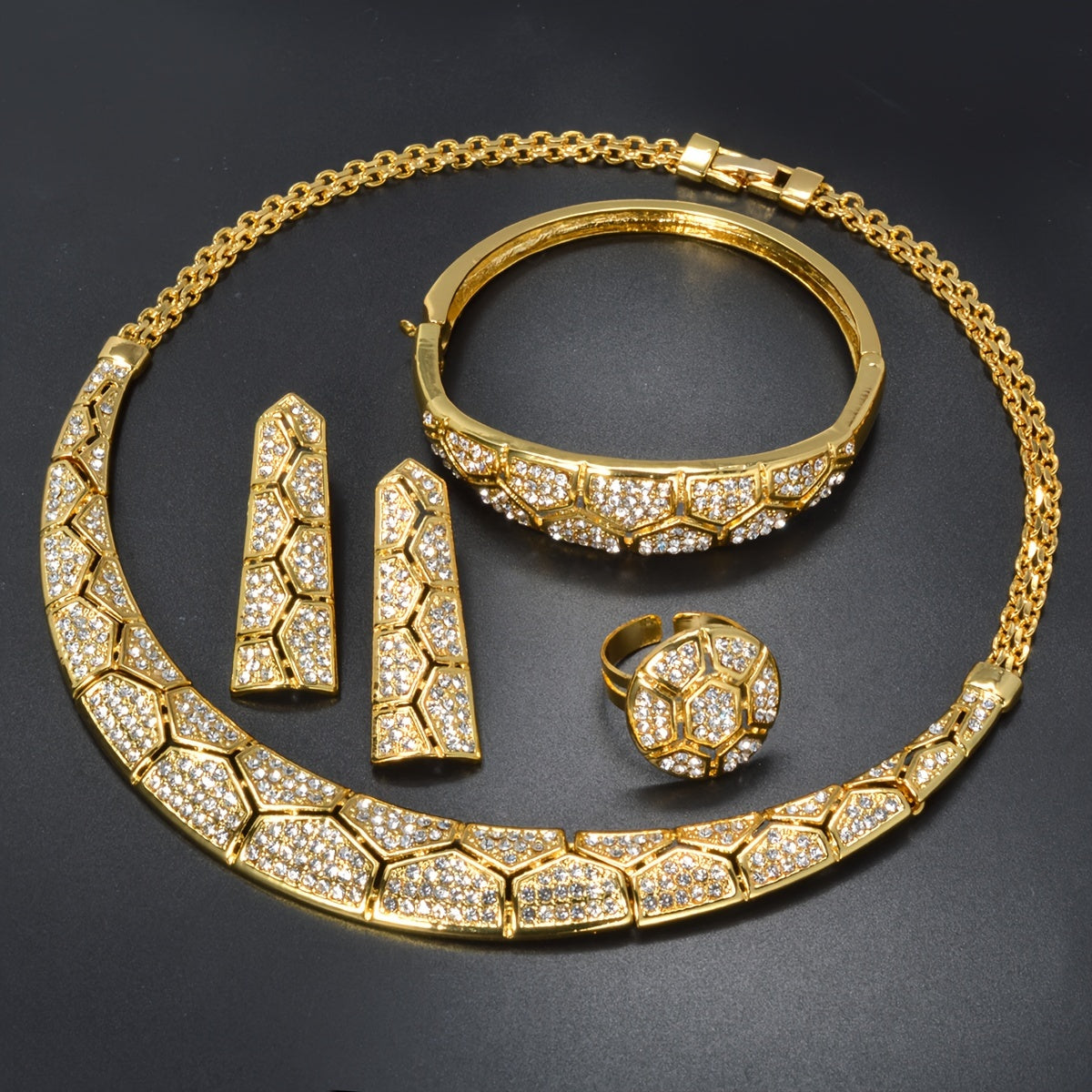 ZEADEAR mis zargarlik to'plami hashamatli va nafis bo'lib, go'zal mozaika naqshida porlaydigan Zirconia bilan bezatilgan. Ushbu to'plam ajoyib Geometrik Pentagon marjon, bilaguzuk, sirg'a va uzukni o'z ichiga oladi, to'ylar va banketlar uchun mukammal.