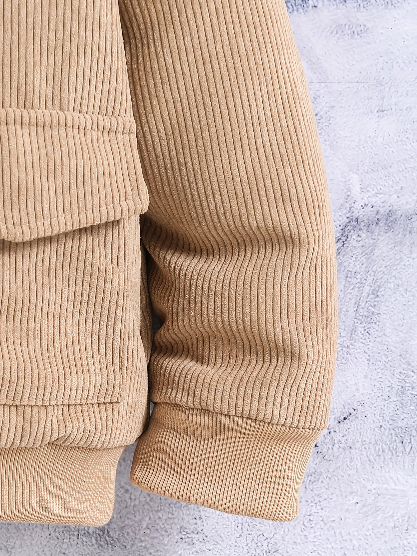 Тёплая куртка для мальчика с плотной флисовой подкладкой, идеальная для осенней и зимней уличной носки.