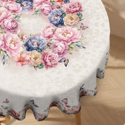 To‘g‘ri to‘rtburchakli polyester stol usti, bahor gullari peoni va kapalak atirgul dizayni bilan, ichki/tashqi partiyalar va uy bezaklari uchun mashinada to‘qilgan. Mukammal Pasxa bahor bezak sovg‘asi.