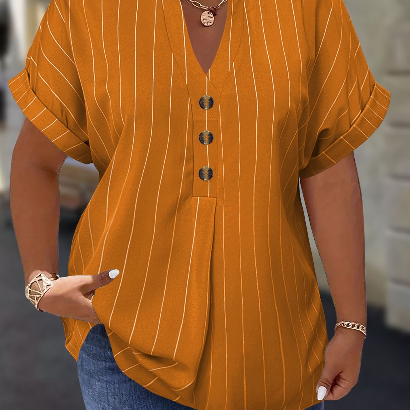 Plus o'lchamdagi ayollar bluzkasi chiziqli raglan ko'kraklar bukilgan yelka o'rashli bo'yinbog'li bezakli tugmachalar