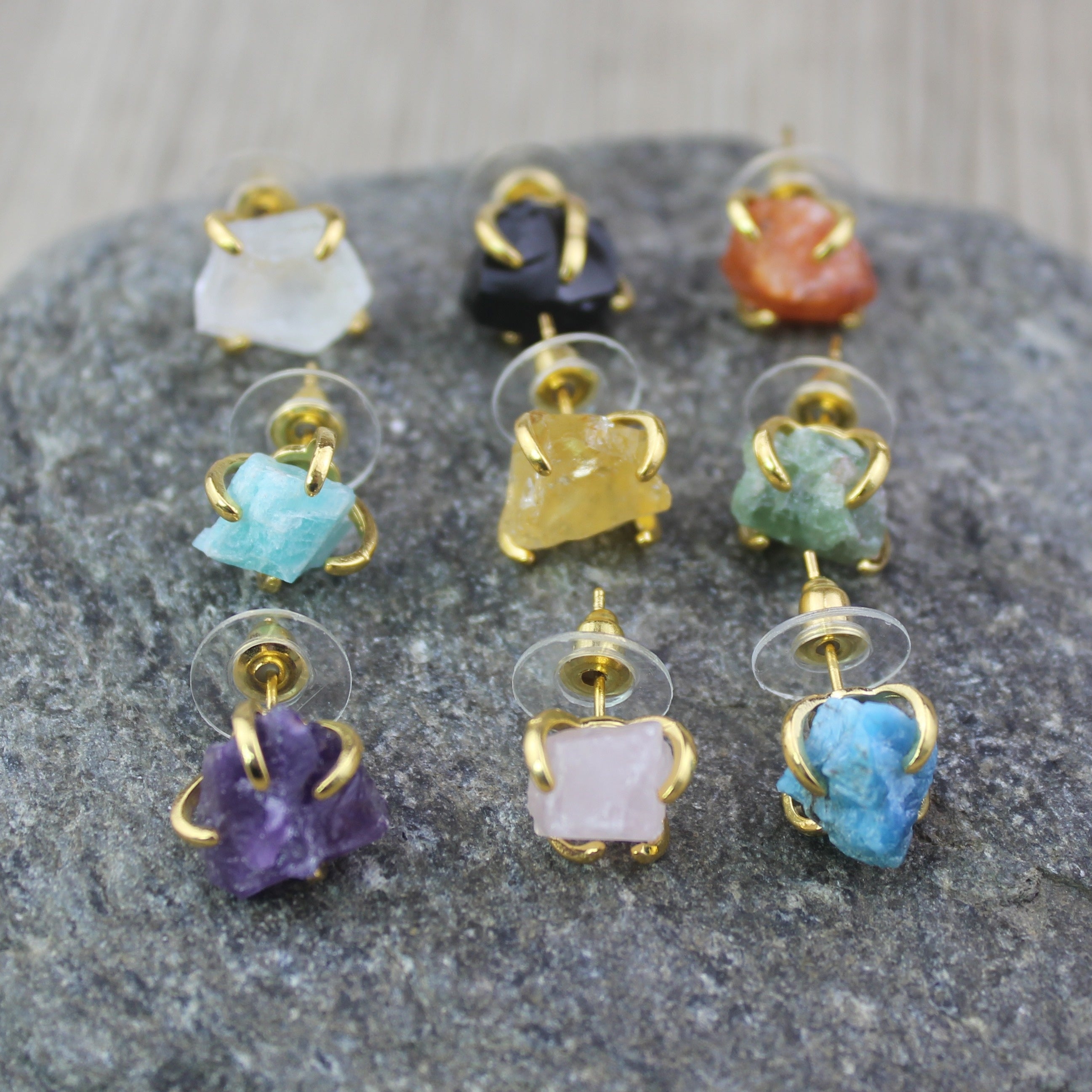 Ushbu kichik qo'lda tayyorlangan stud marjonlar rang-barang tabiiy toshlar bilan bezatilgan bo'lib, har qanday ayol uchun noyob bohem uslubidagi bayonotni taklif etadi.