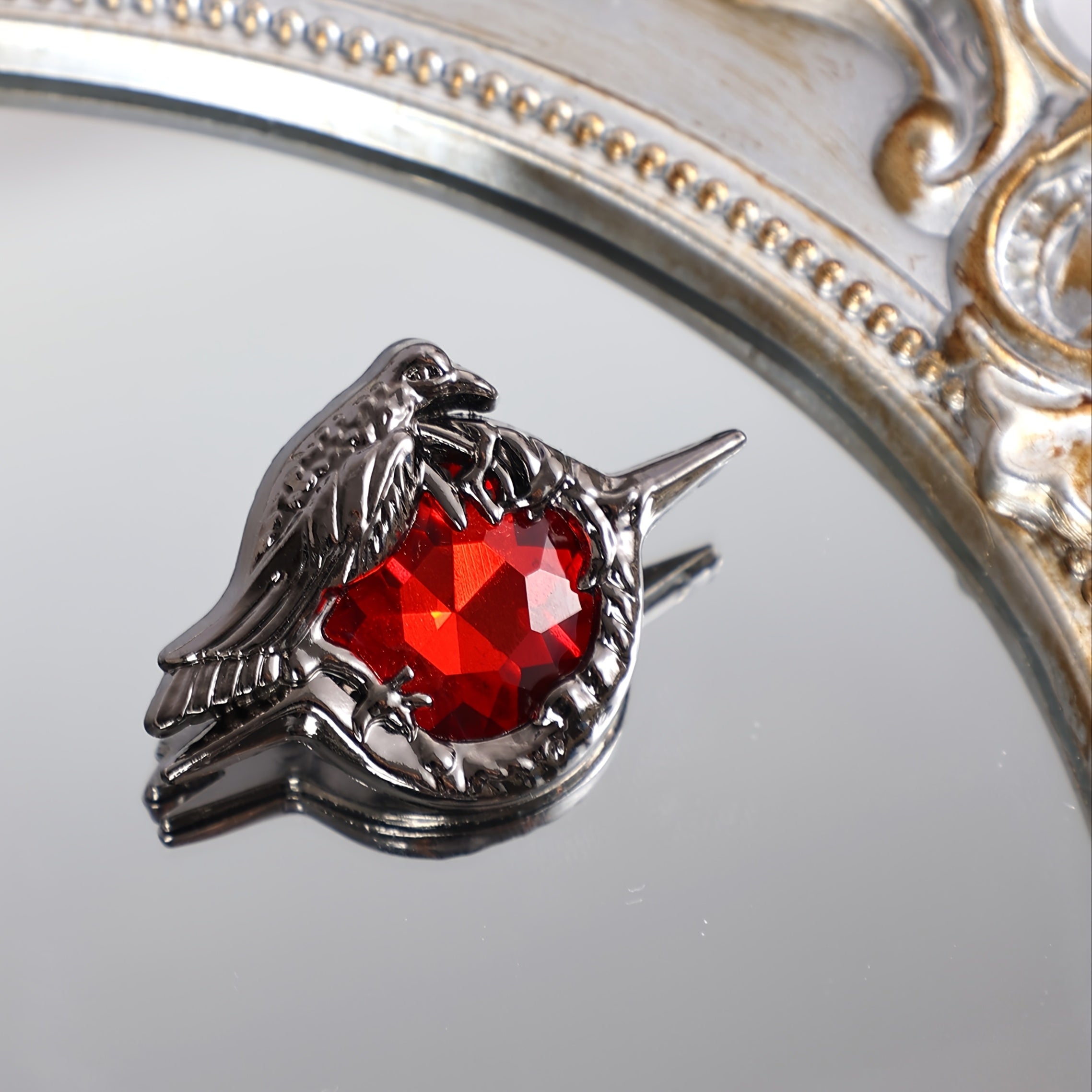 Bayramlar va sovg‘alar uchun Qotik Qarg‘a broshyasi, Qizil Zirconiya tosh bilan