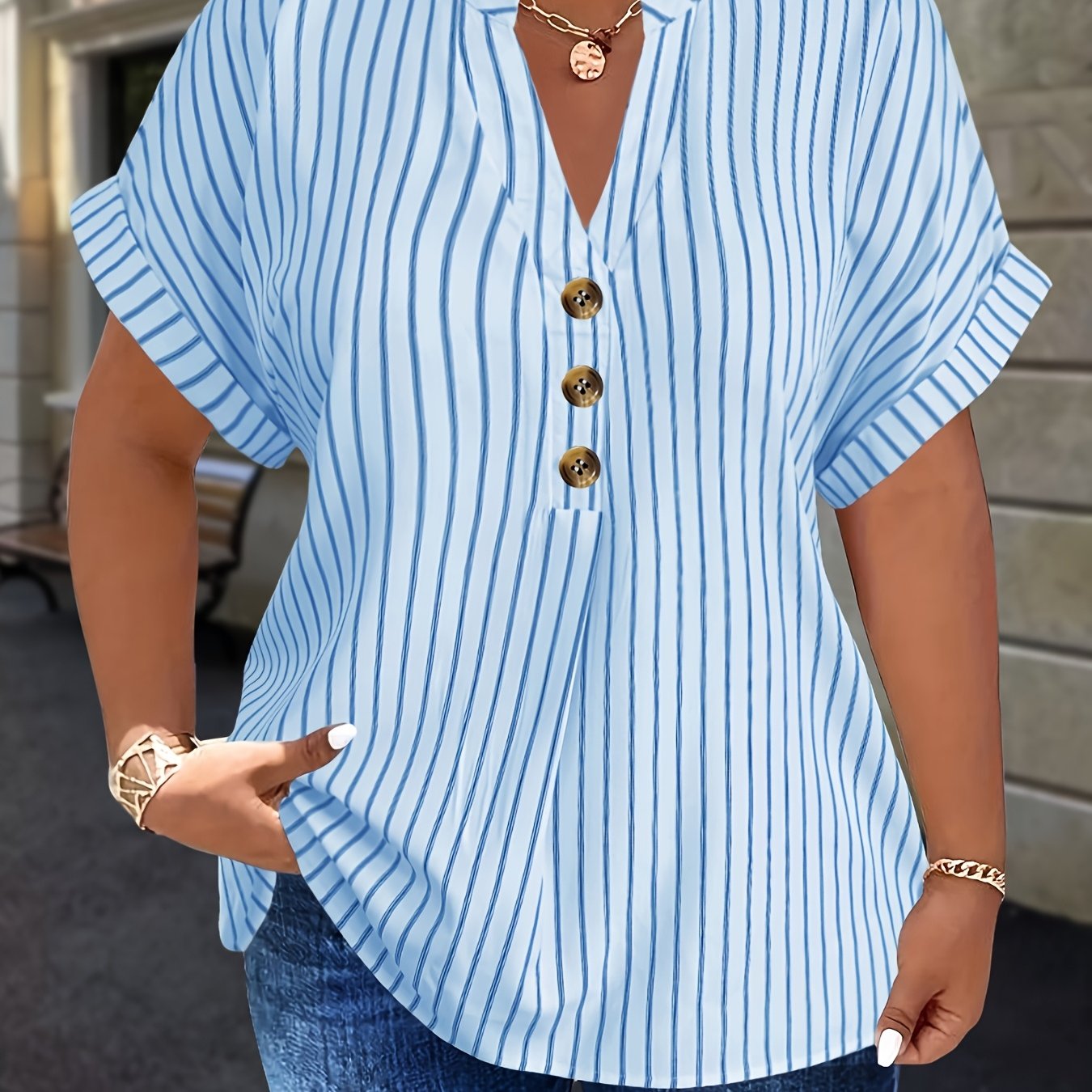 Plus o'lchamdagi ayollar bluzkasi chiziqli raglan ko'kraklar bukilgan yelka o'rashli bo'yinbog'li bezakli tugmachalar