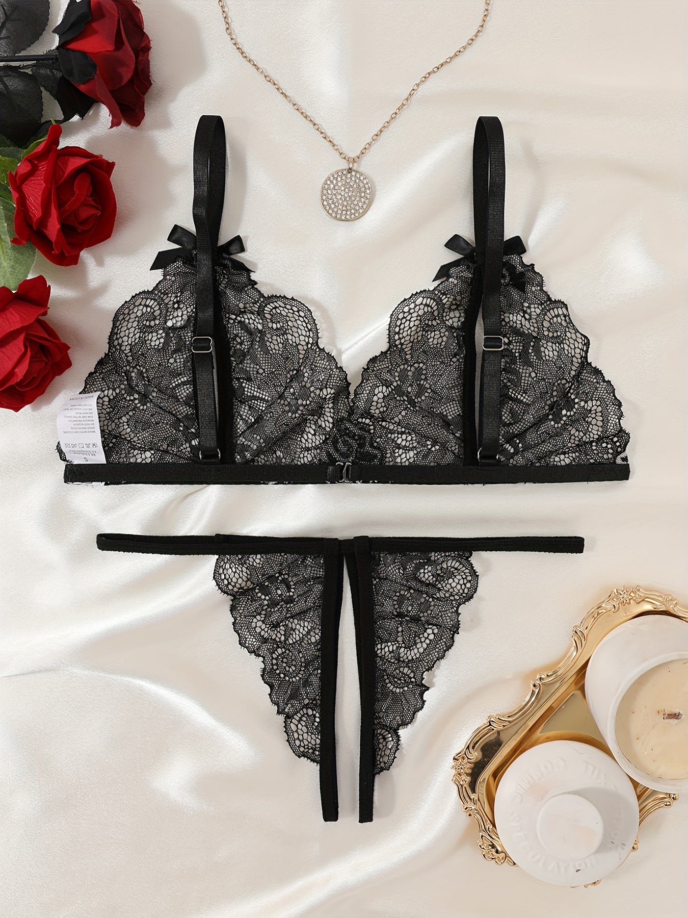 Conjunto de lencería de encaje floral con bralette sin copa y tanga sin entrepierna