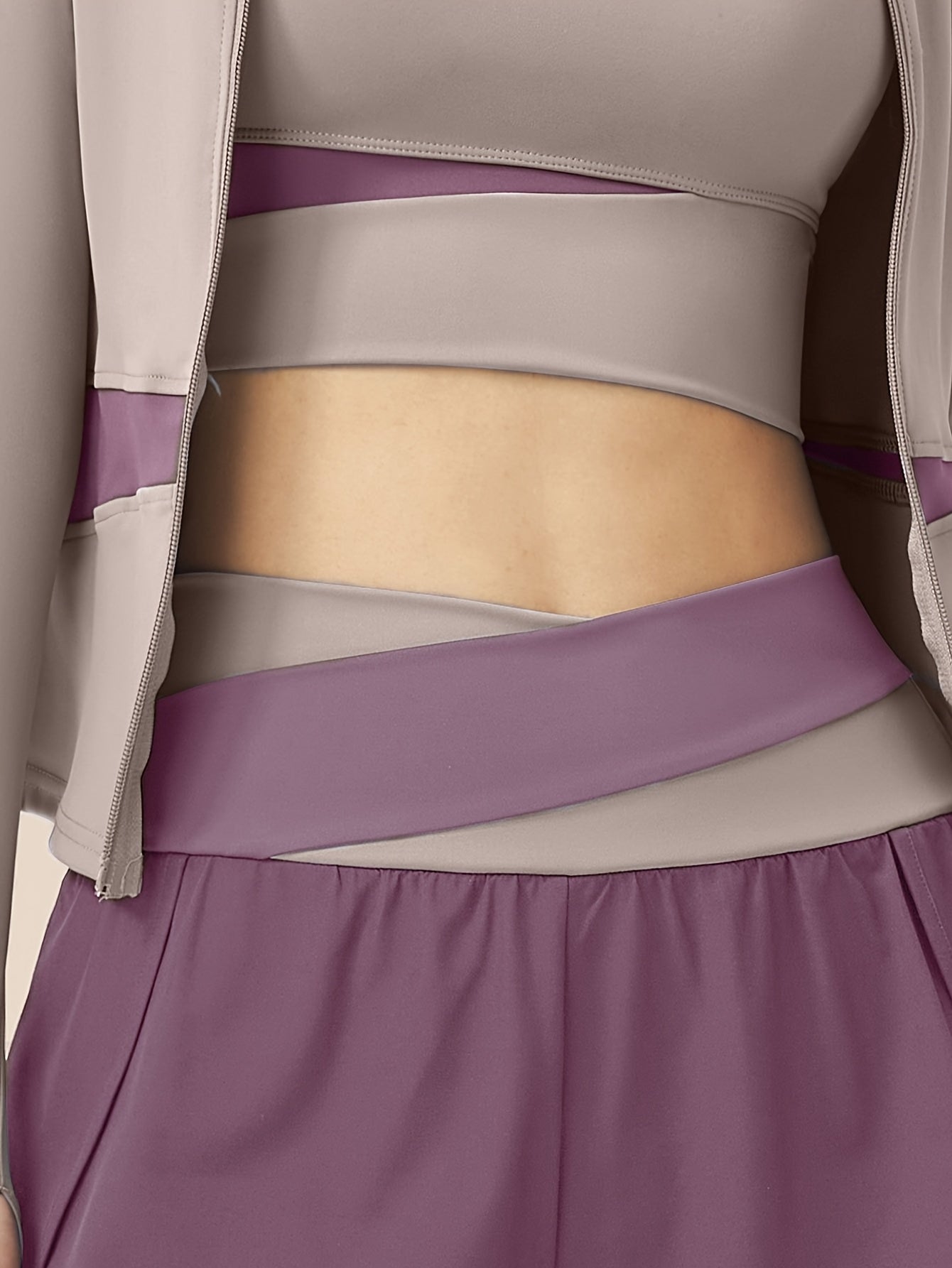 Ayollar uchun rangli blokli yoga kostyumi, uzun legginslar va tor kesimli sport bluzkasi bilan sport to'plami. O'rtacha cho'zilishga ega polyester va elastan aralashmasidan tayyorlangan. Yugurish va fitnes uchun mos.