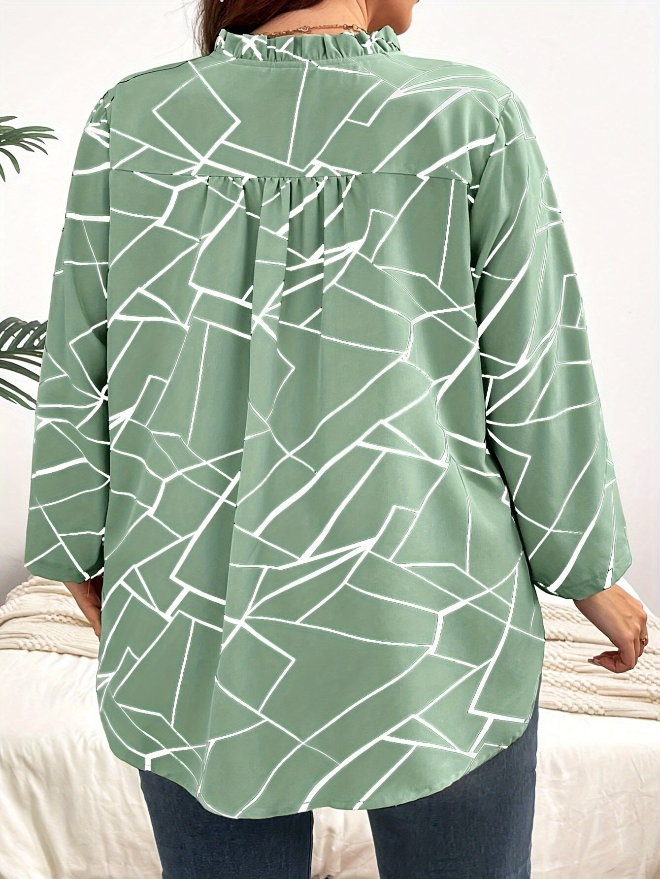 Блузка большого размера с геометрическим принтом и цветными блоками, с длинными рукавами и вырезом-открытом воротником