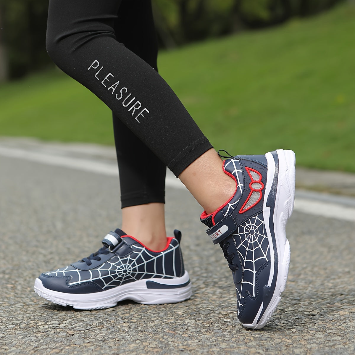 Bolalar sport krossovkalari multfilm to'siq dizayni bilan, engil va nafas oladigan, o'g'il va qizlar uchun mos. Yil davomida ochiq havoda faoliyatlar uchun ideal.