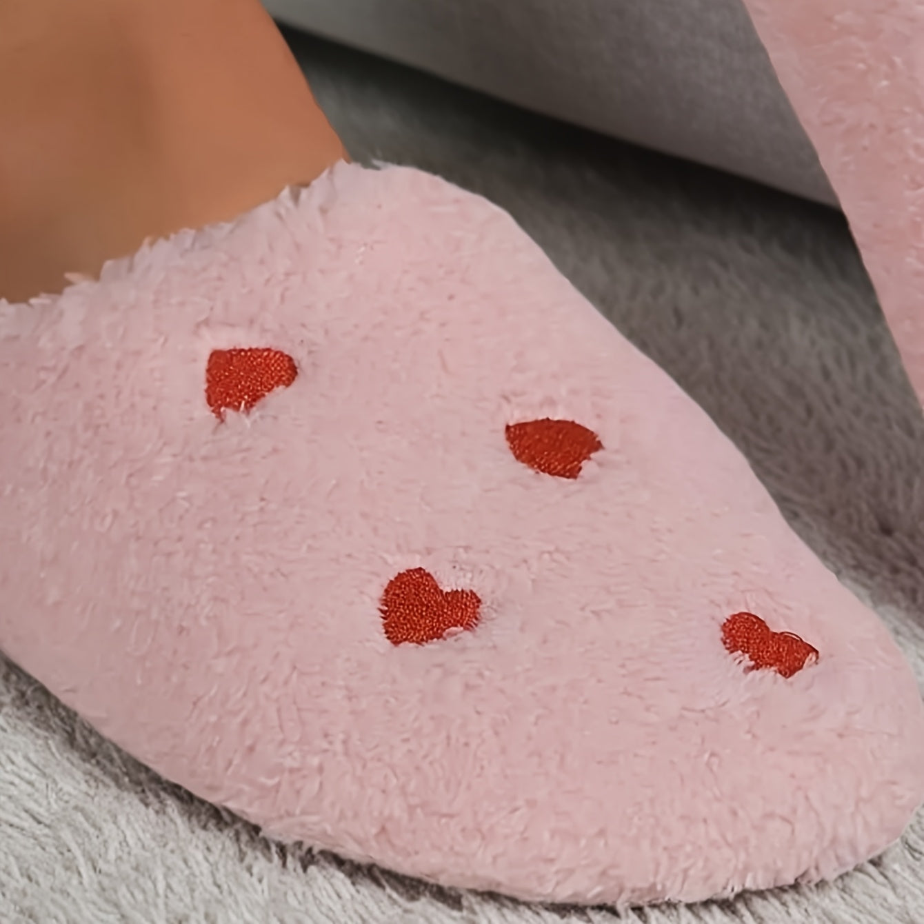 Women's Fleece-Lined Slip-On Slippers with Heart Pattern for Indoor Use