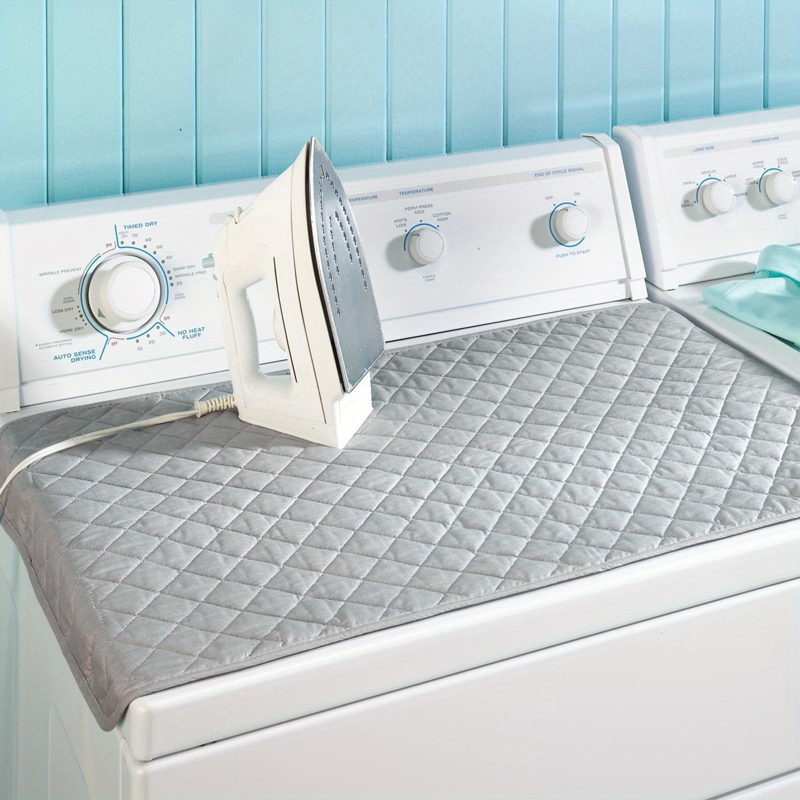 Портативный утюжильный мат, неэлектрическая термостойкая подушка, которая прочная, washable и сушимая. Поставляется с защитным чехлом для одежды, идеально подходит для стирки и глажки.