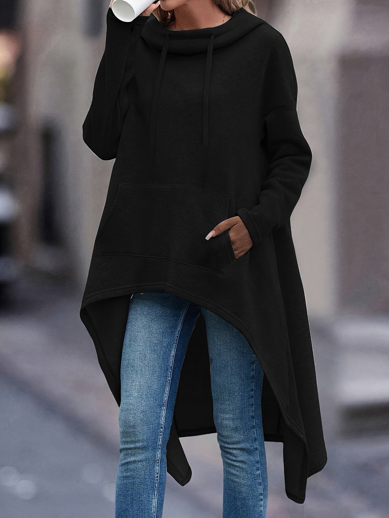 Plus o'lchamli uzun ko'ylakli yuqori pastki bo'yinli hoodie kanguru cho'ntagi bilan