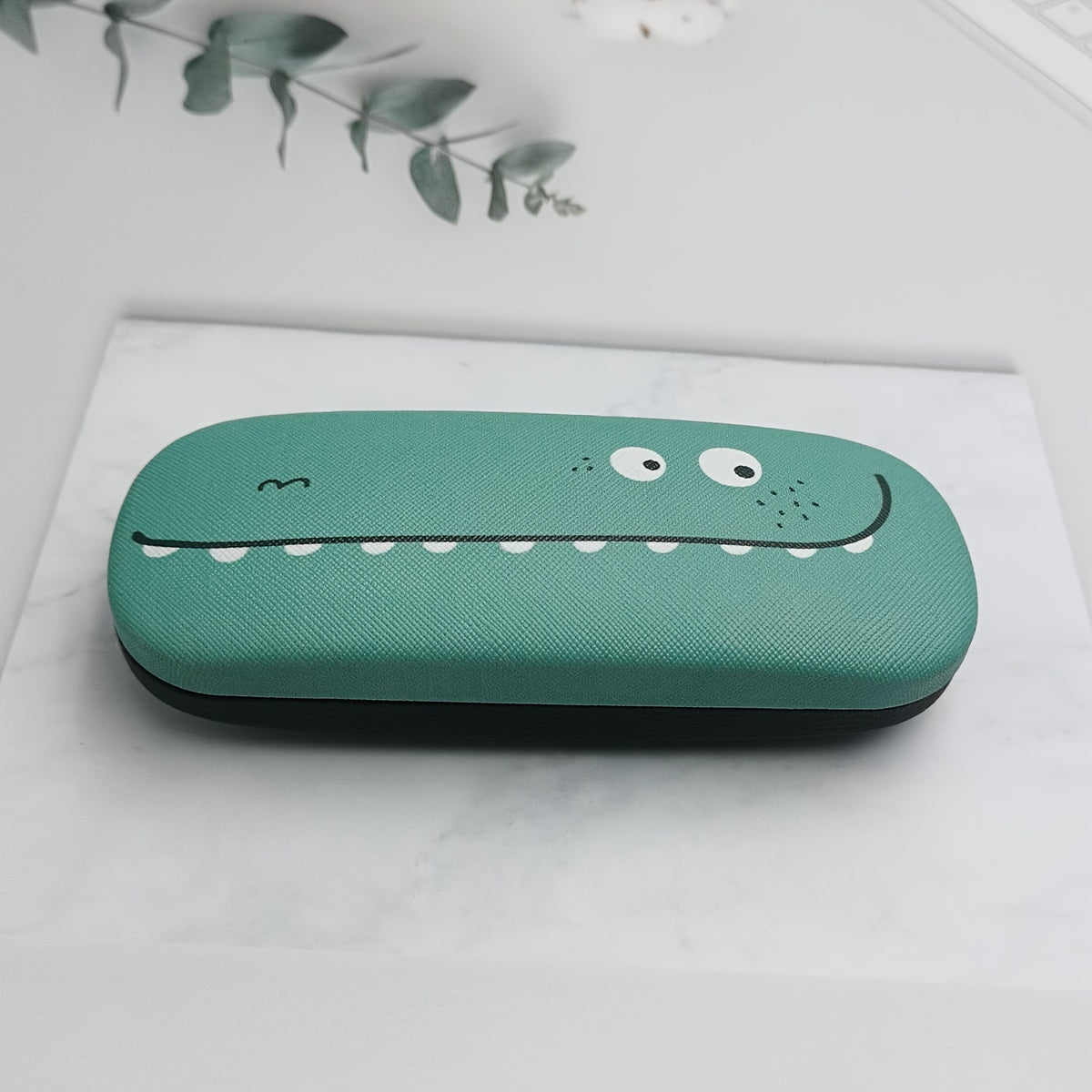 Yakkalik qattiq qopqoqli ko'zoynak qutisi jozibali qo'l bilan bo'yalgan multfilm dizayni bilan. Ushbu mustahkam ushlagich ko'zoynaklaringizni himoya qiladi va erkaklar va ayollar uchun mos keladi. Portativ temir quti kattalar uchun harakatda juda qulay.