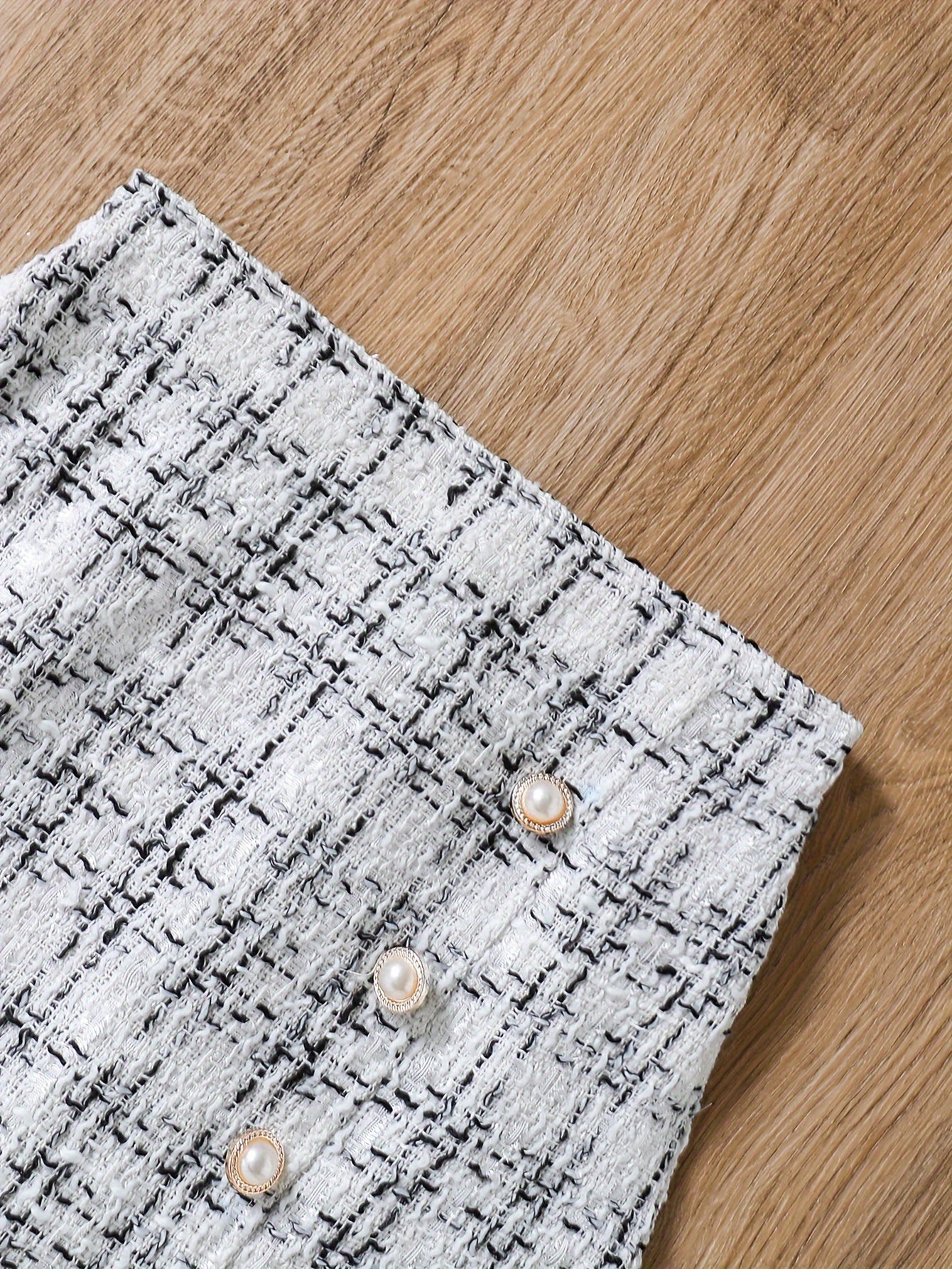 Qizlar uchun nafis to'qilgan to'qima plitkali jakkard va yubka to'plami, bahor va kuzda ochiq havoda kiyish uchun mukammal.