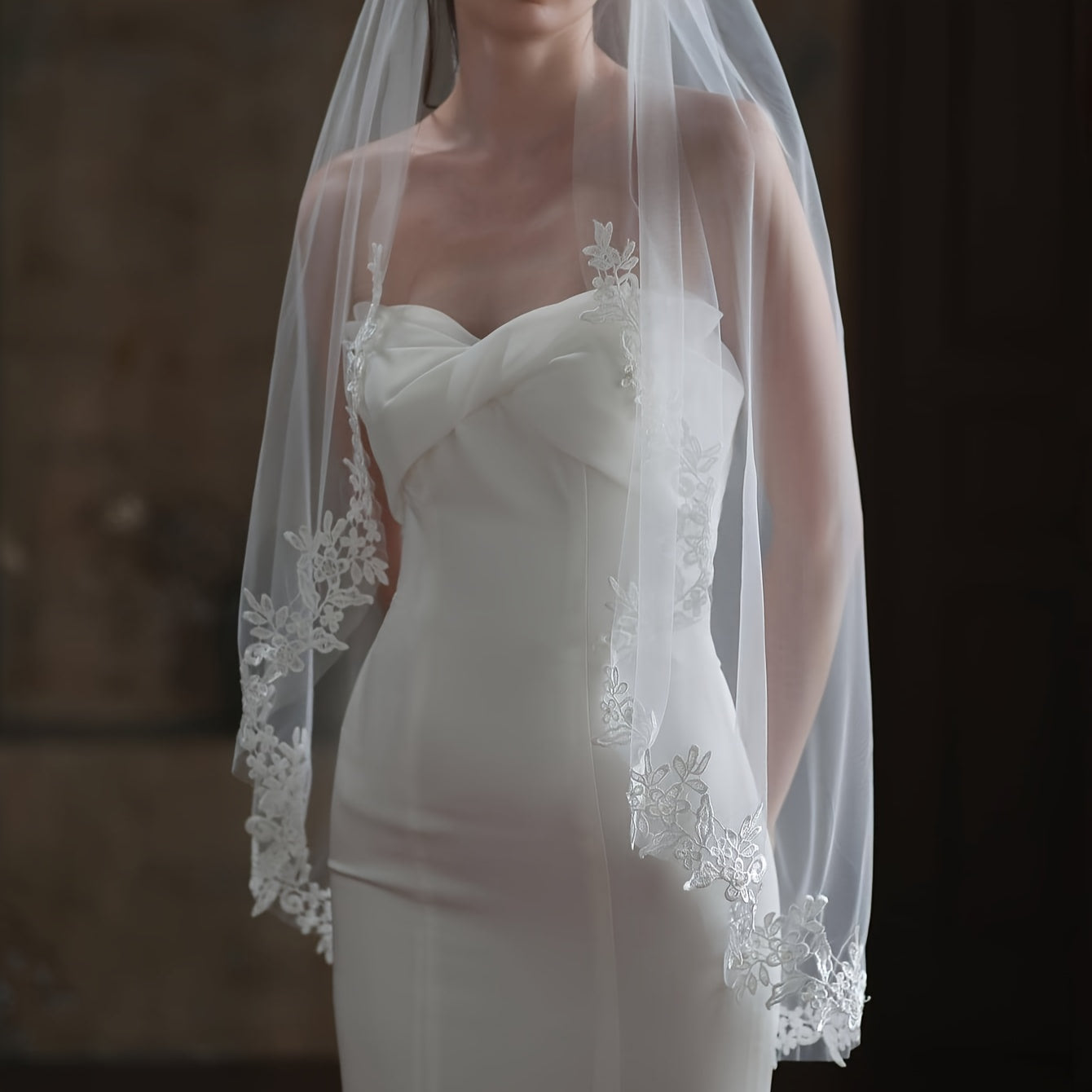 Wedding Veil with Soluble Flower Embroidery and Gold Hair Comb for Bridal Photography