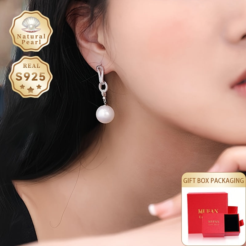 Kolleksiyangizga ushbu zarur Pearl Dangling Earrings bilan nafislik qo'shing. 13-14mm dumaloq tabiiy shirin suv marvaridlari bilan tayyorlangan, ushbu zamonaviy uzun sirg'alar S925 kumushdan yasalgan. Har bir juftlik noyob bo'lib, turli shakl va ...