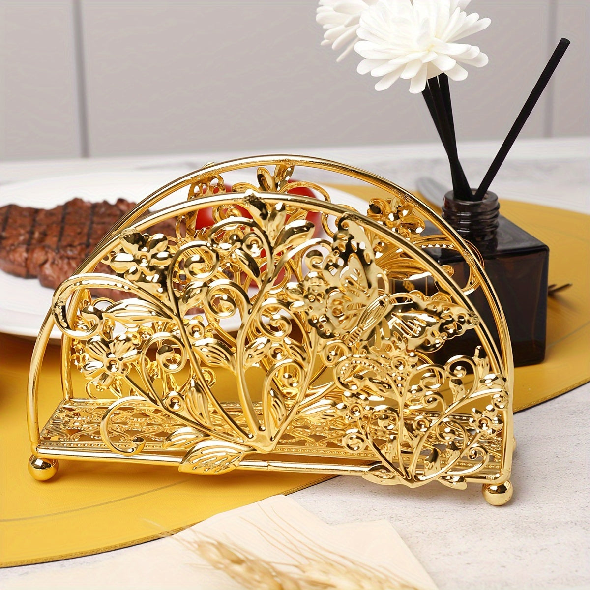 Metal Yarmik Servetka Ushtiri, Qadimiy Jozibasi bilan, Bo'sh Gul Dizayni bilan, Kofe Do'konlari va Mehmonxonalar uchun Ideal, lekin bir oz Hasislikni saqlaydi.