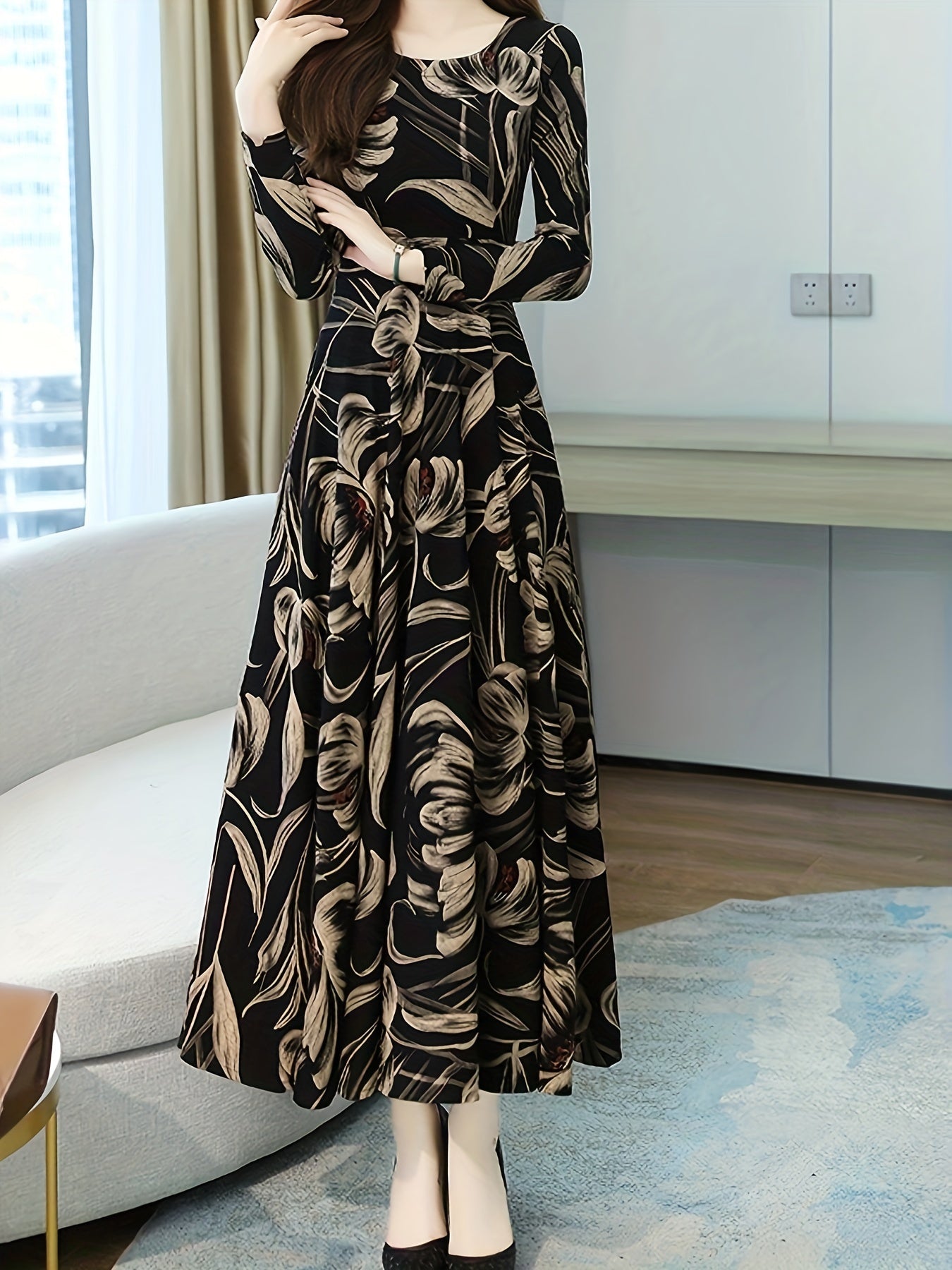 Bahor/Yoz mavsumi uchun belni ingichkalashtiruvchi va cho'ntaklari bo'lgan gullar bilan bezatilgan uzun yengli ko'ylak.