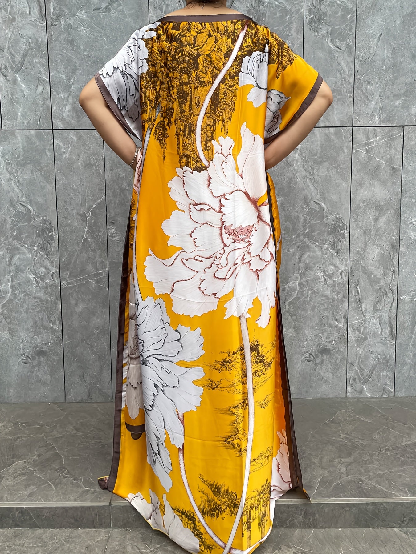 Ayollar uchun katta o'lchamli gullar bilan bosilgan tunik kiyi, sharf bilan, polyester, erkin fit