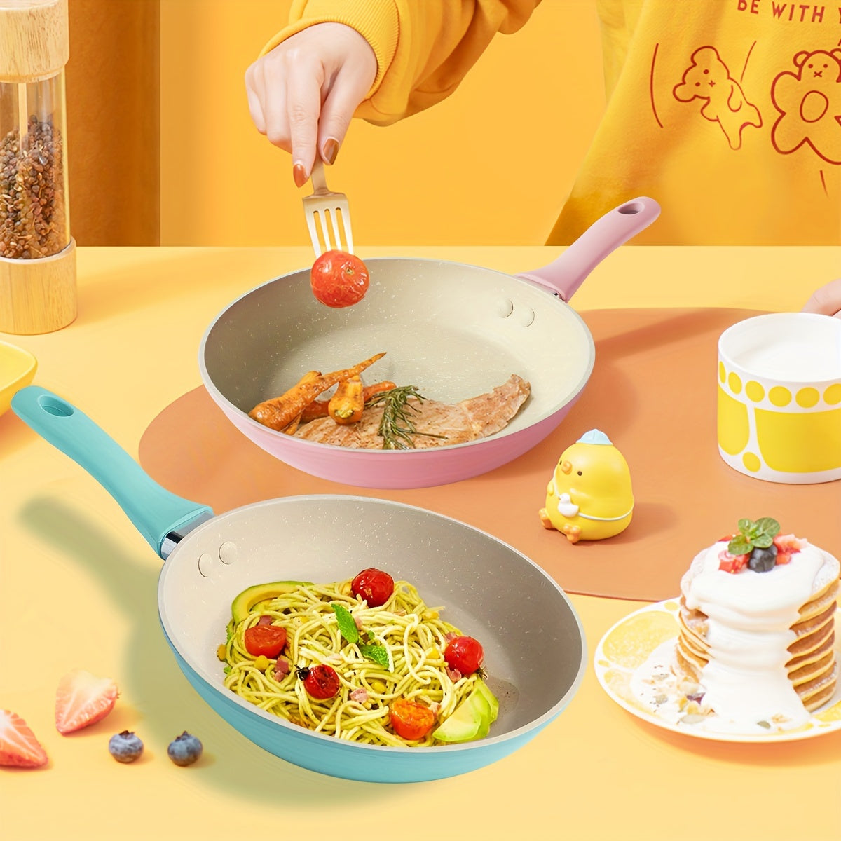 Антипригарная сковорода для яиц в розовом и синем цветах, с размерами 30,99 см x 18,54 см и высотой 3,56 см. Изготовлена из алюминиевого материала, безопасного для мытья в посудомоечной машине.