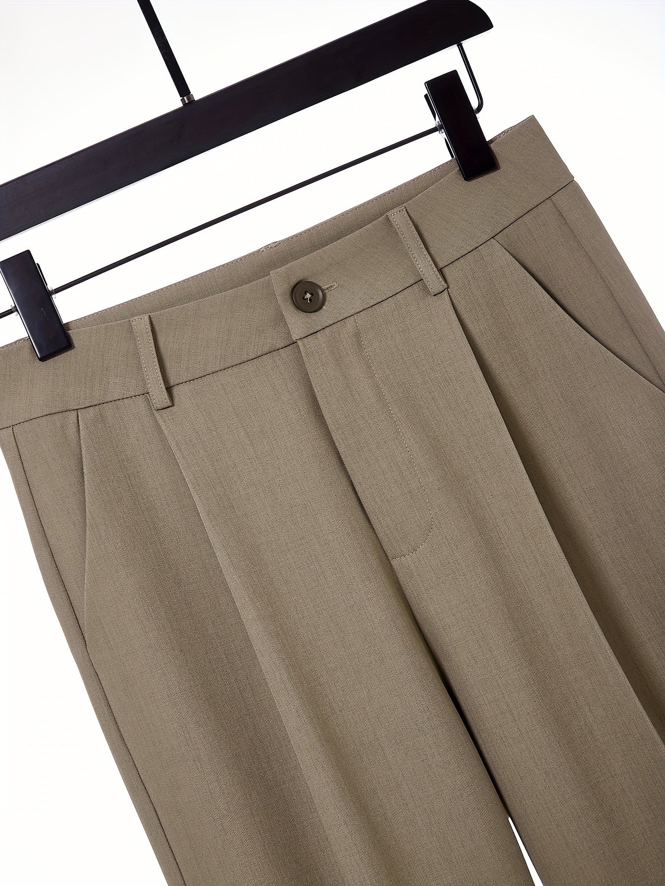 Qopqoq bilan to'g'ri kesilgan, ayollar uchun tasodifiy qisqa kostyum shimlari.