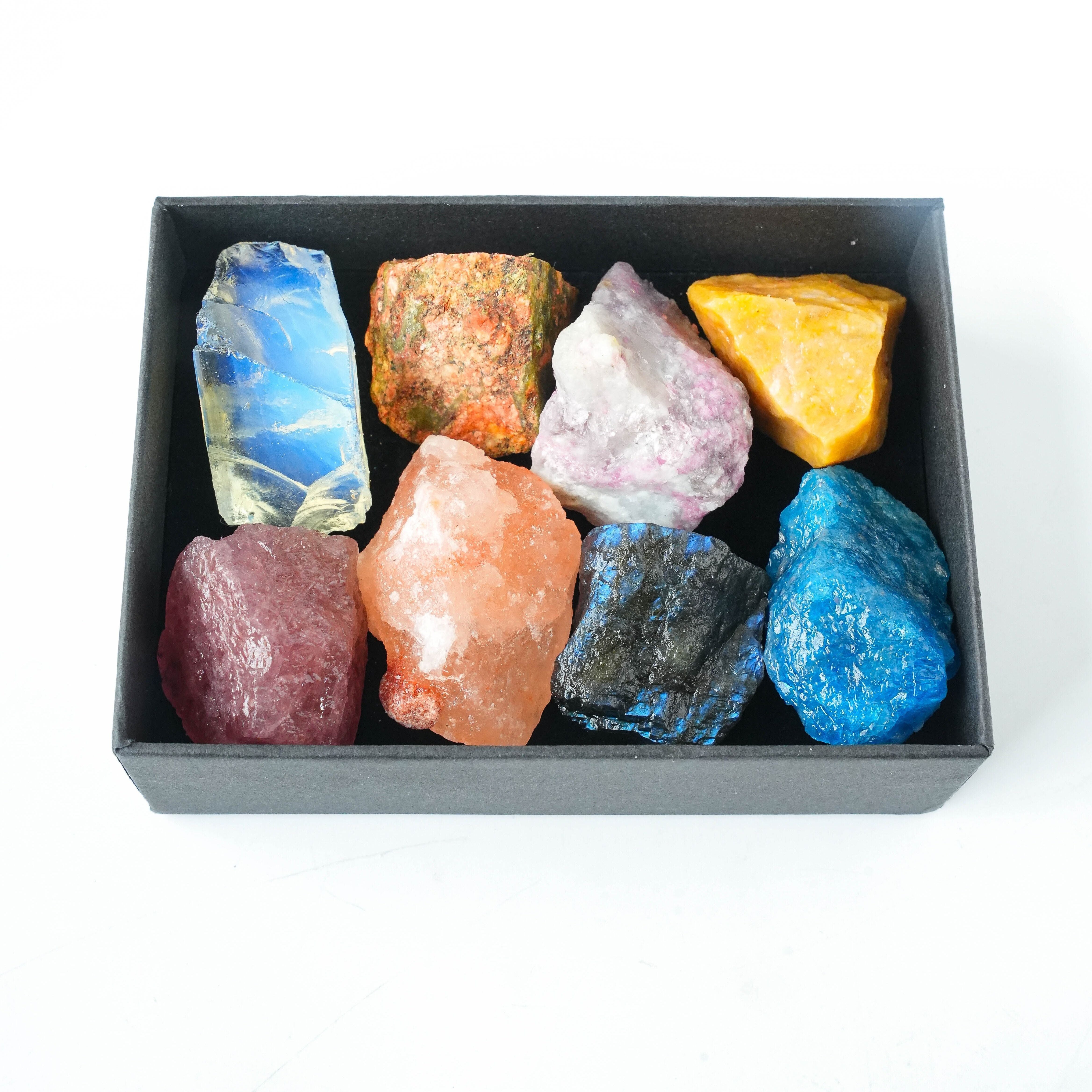 Набор из 8 крупных натуральных кристаллов и камней в коллекционной коробке из кристаллического гема