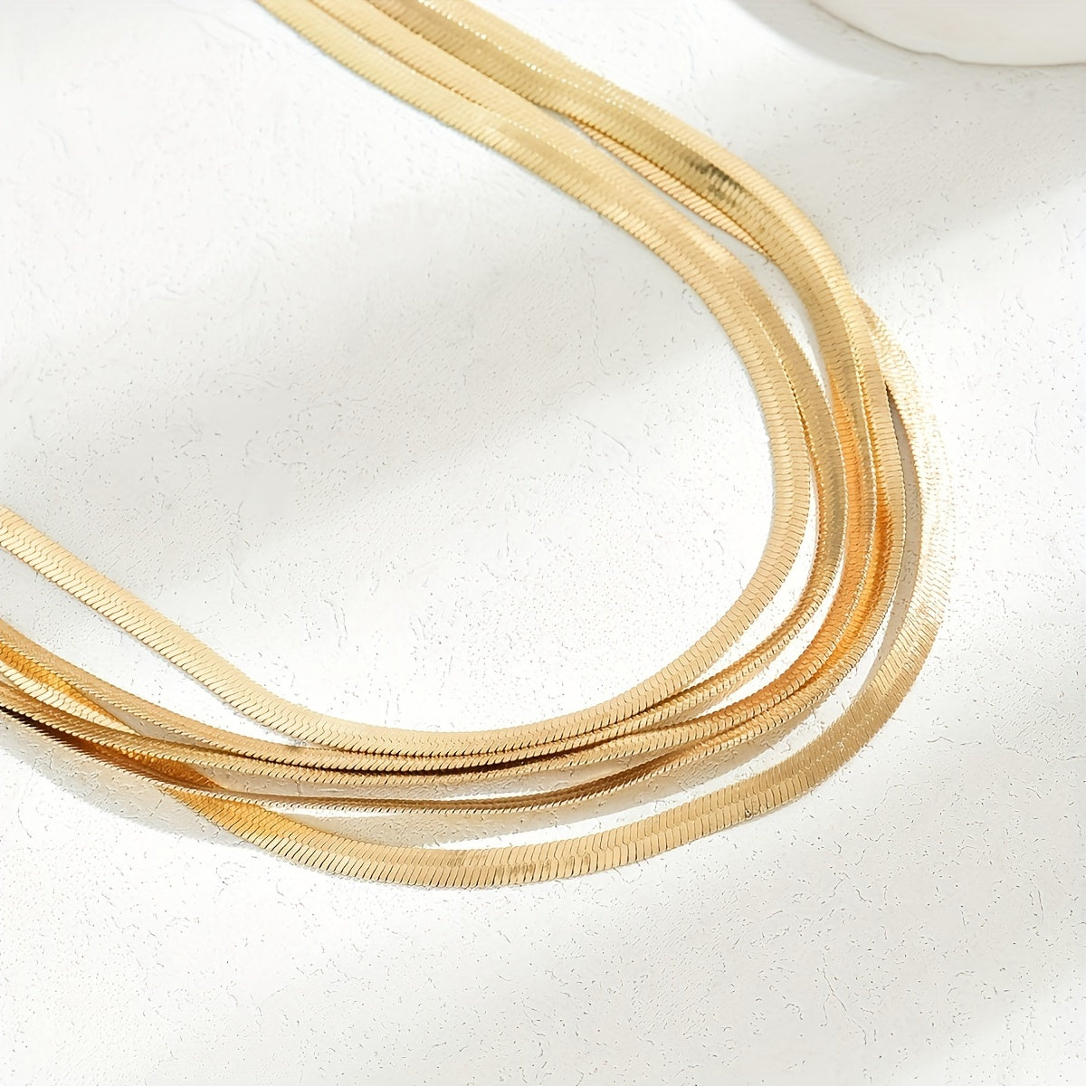 Zamonaviy va nafis, bu ko'p qatlamli tekis ilon zanjirli marjon ayollar uchun mukammaldir. U temir materialidan tayyorlangan bo'lib, hashamatli qoplama bilan, har kuni va barcha fasllarda kiyish mumkin bo'lgan ko'p funksiyali bo'yinbog'idir.