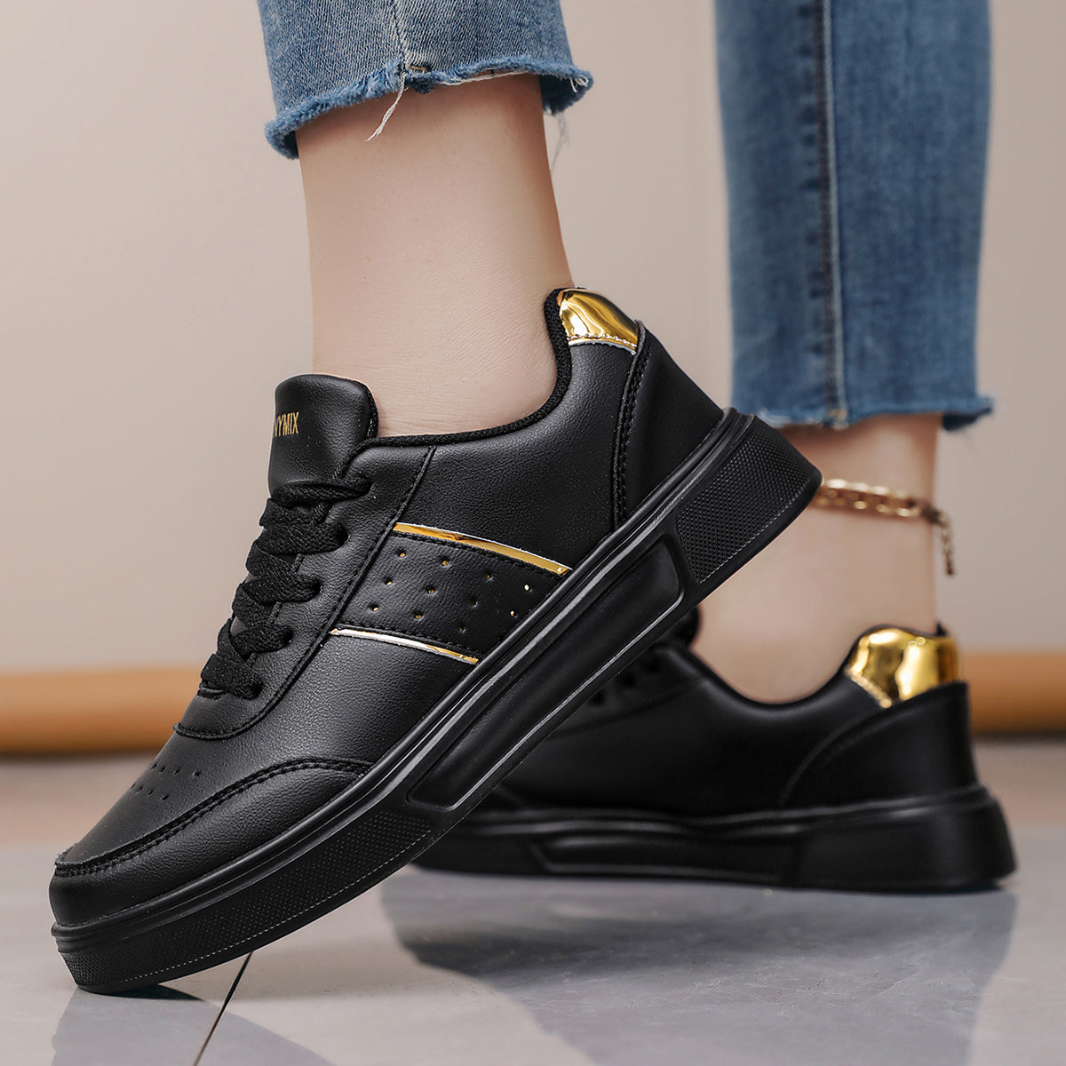 Ayollar uchun qora pastki qismi ochiq sport poyabzali, nafas oladigan PU, kundalik kiyim uchun, oltin detallari bilan