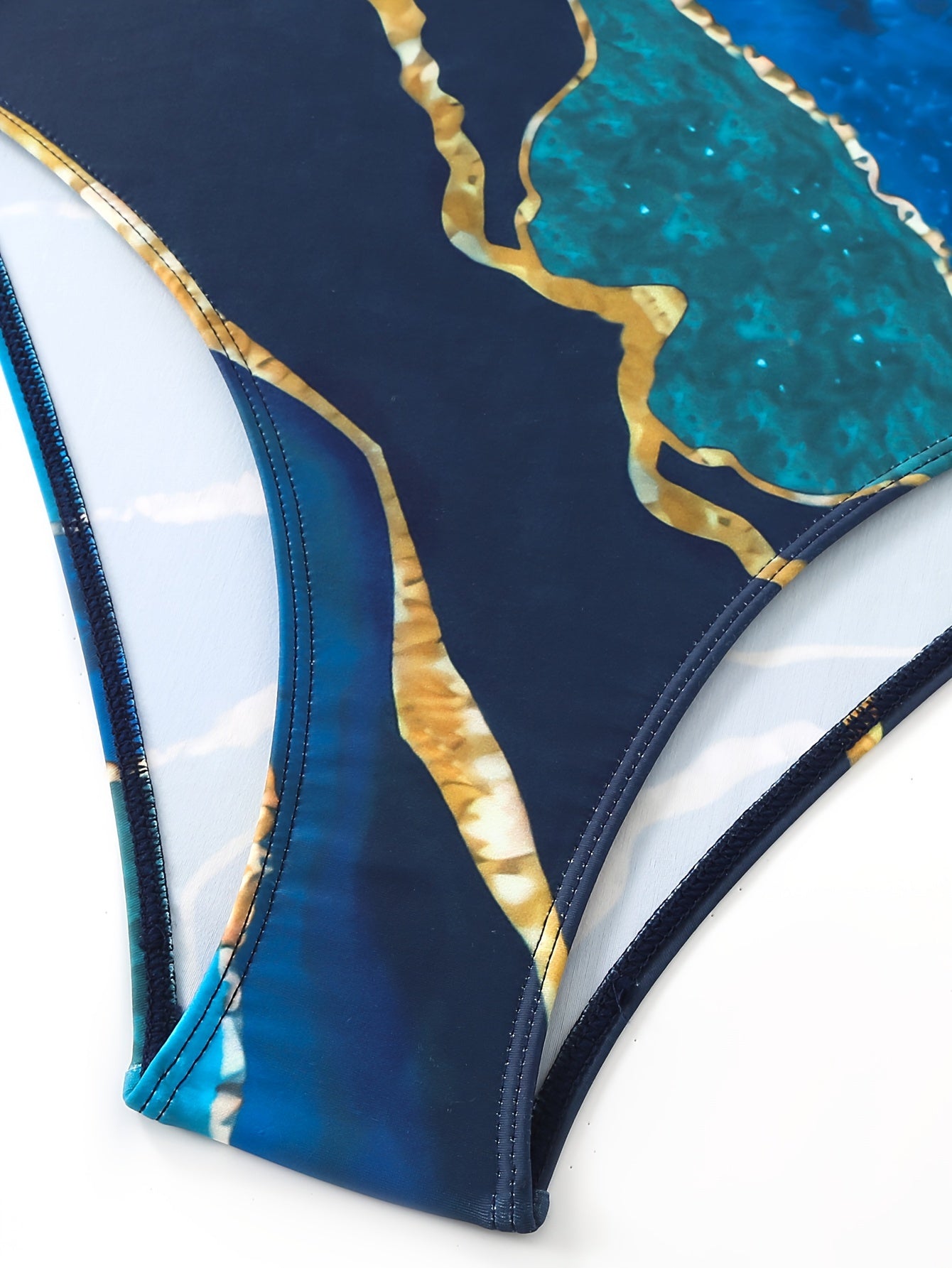 Ayollar uchun V-shaklidagi bir parcha va yopishqoq sarong yubka bilan bezatilgan, zamonaviy 2-qismli marmar naqshli suzish kostyumi to'plami.