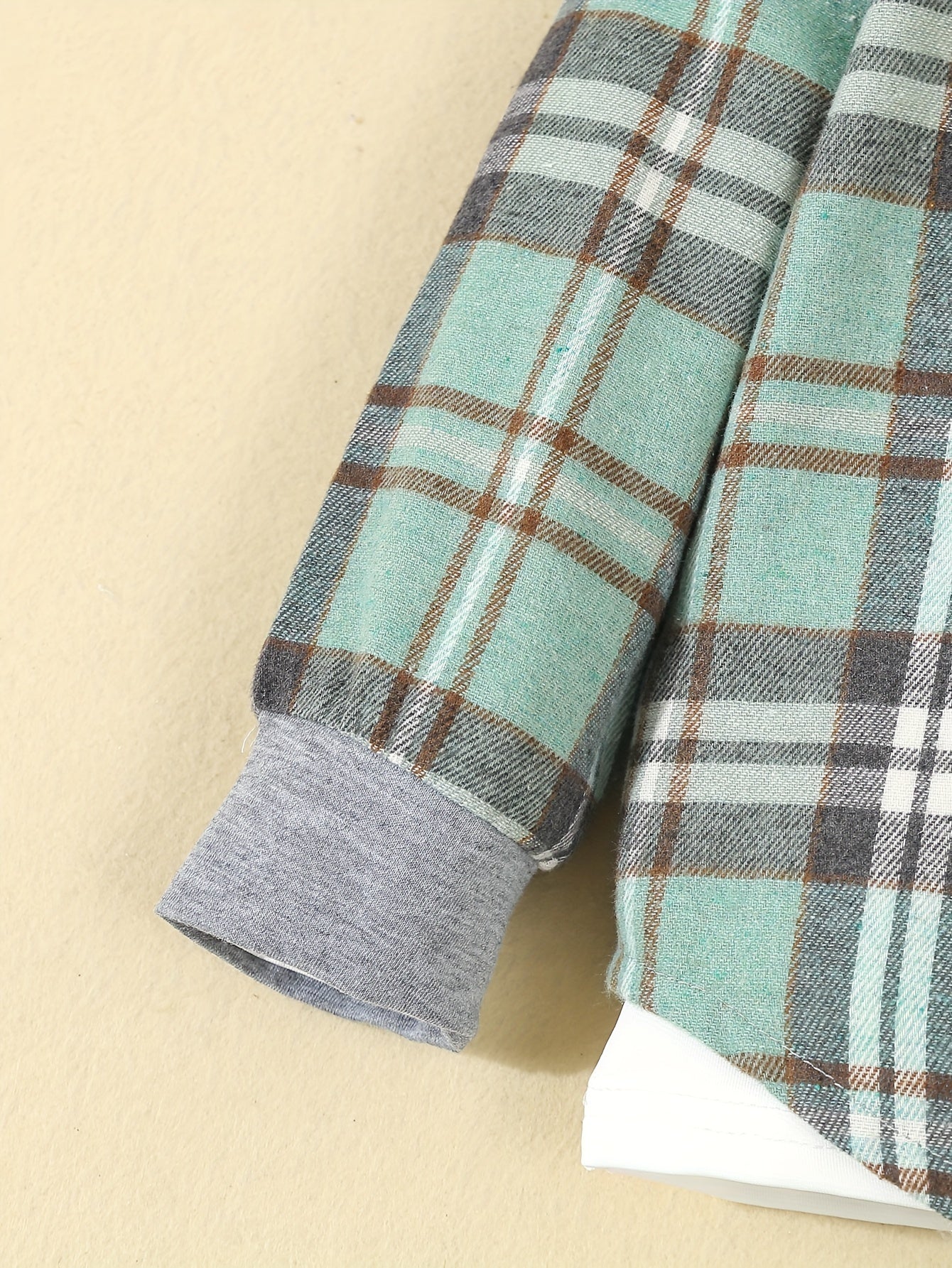 Yigitlar uchun kundalik to'plamda tekislikli kapüşonli asosiy kiyim va rangli blokli shimlar mavjud, bahor va kuz uchun