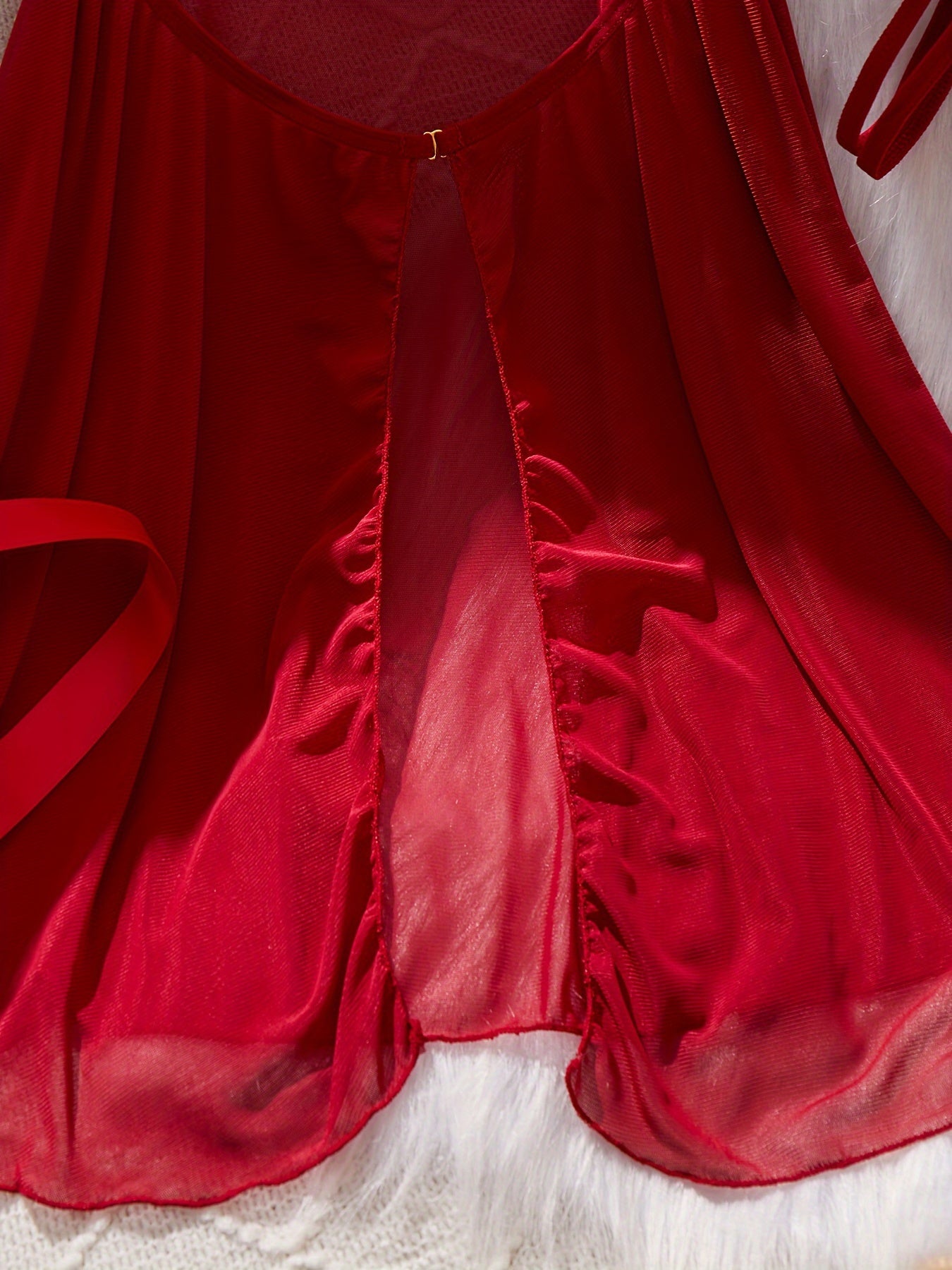 Красный комплект нижнего белья, включающий платье-бэбидол, стринги, маску для глаз, кружевные детали, атласные ленты - идеально подходит для соблазнительного бодуарного наряда.