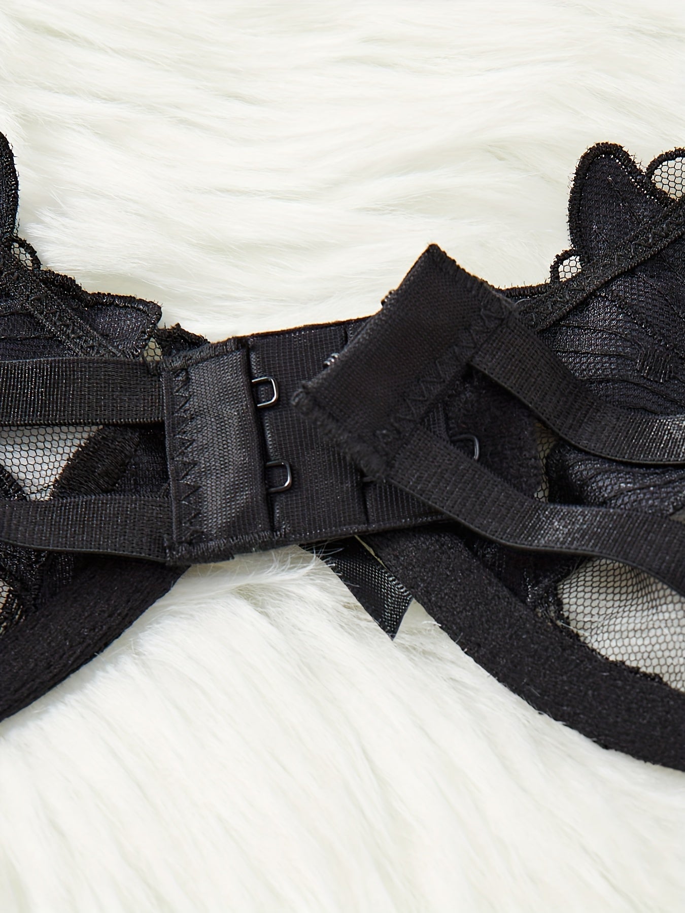 Yengil yelka tasmalari bilan to'plangan ichki kiyim to'plami, ayollarning sexy kiyimlari uchun brassiy va ichki kiyimni o'z ichiga oladi.