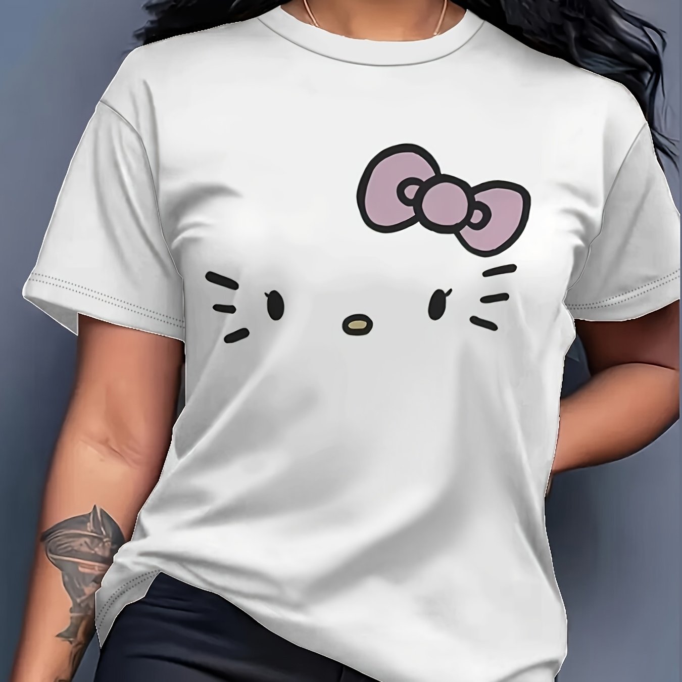 Ayollar uchun katta o'lchamdagi oq grafik futbolka, pushti lenta bilan, qulay va kundalik ko'ylak