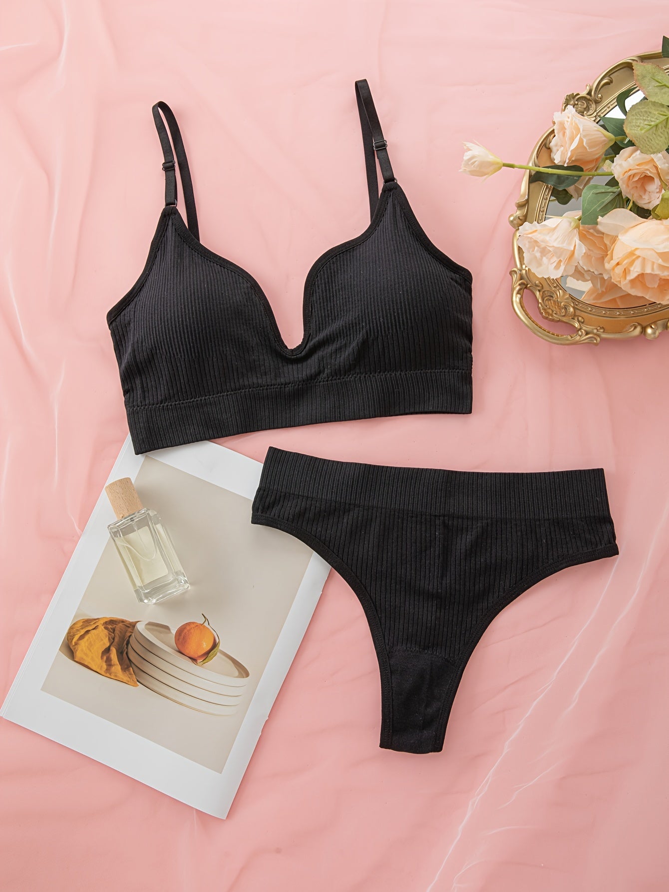 3-qismli tasodifiy ichki kiyim to'plami, simsiz kamzuli va ichki kiyimlar bilan. Ko'taruvchi ta'sir uchun mustahkam ribbed materialdan tayyorlangan.