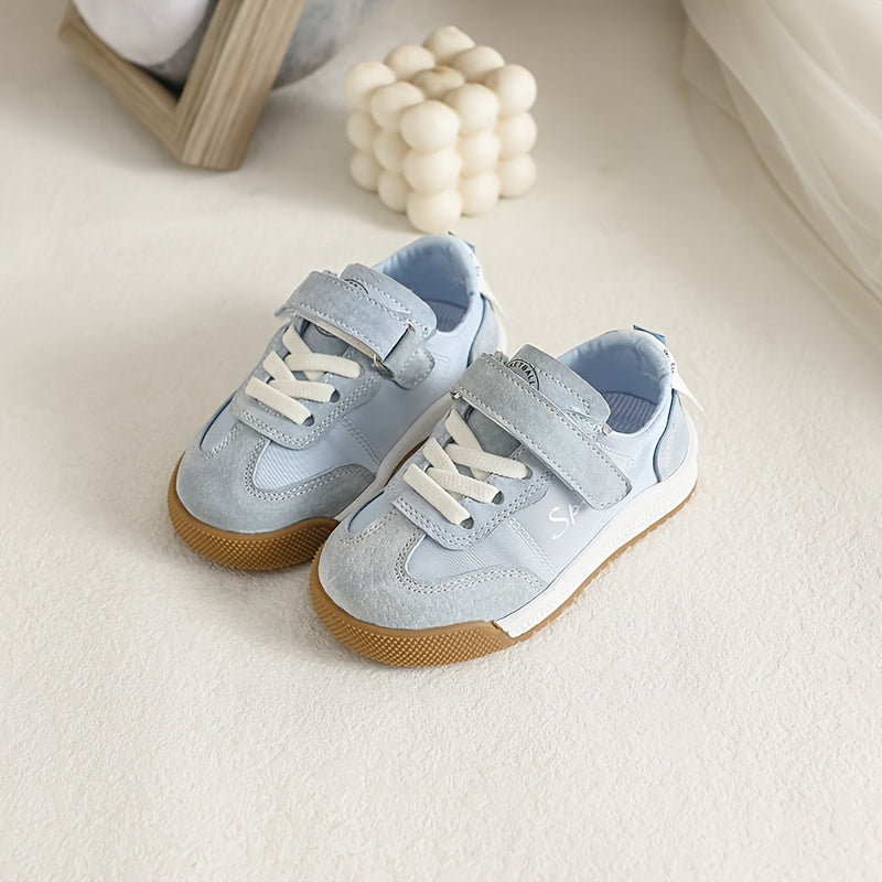 Bolalar uchun yumshoq taglikka ega, mustahkam dizayn, oson yopishqoq tasma, nafas oladigan astar, barcha mavsumlar uchun mukammal. Kichik bolalar uchun tasodifiy yurish uchun ideal.