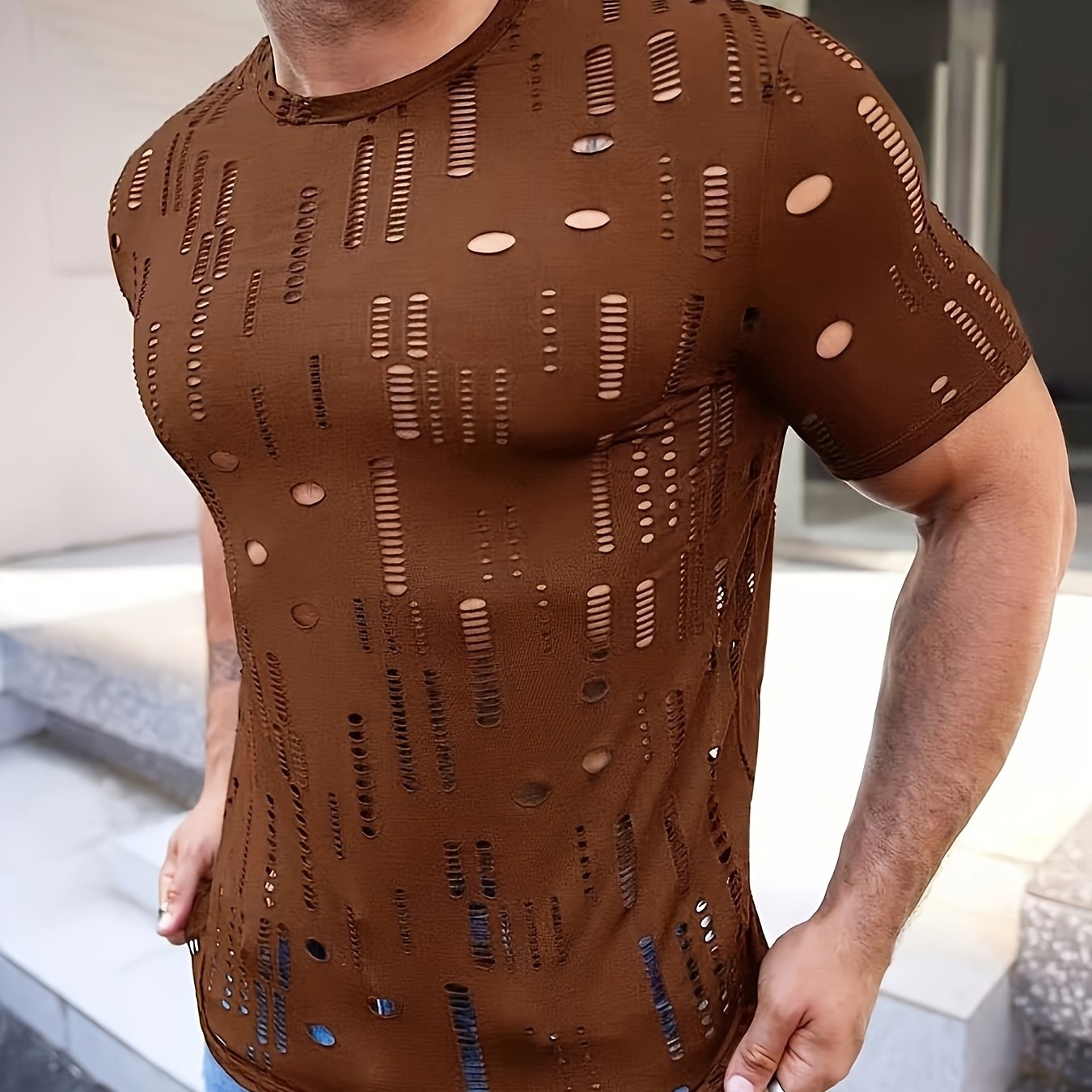 Erkaklar uchun tor kesimli krujka yoqasi T-ko'ylagi, mustahkam rangdagi cho'ziluvchan to'qilgan polyester matodan tayyorlangan va kesilgan detallar bilan.