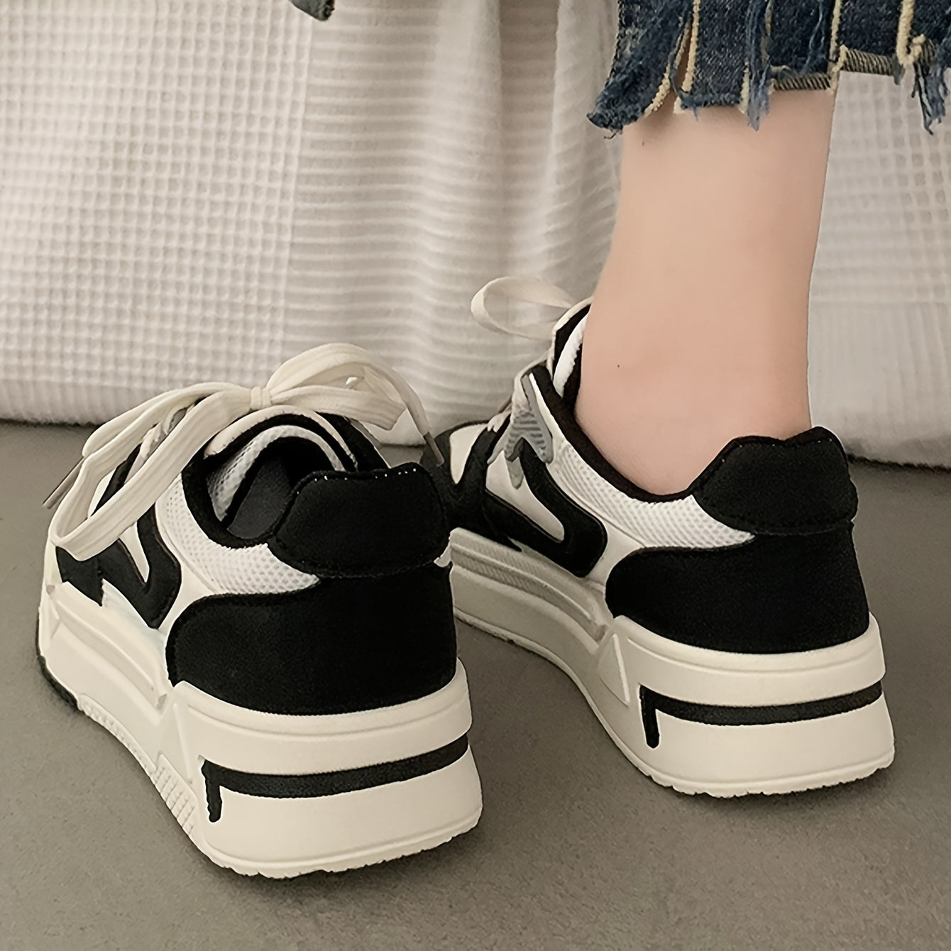 Zapatillas casuales slip-on en negro y blanco para mujer con suela de goma antideslizante